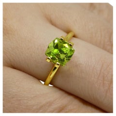 2,49ct Cushion Gelblich Grüner Peridot