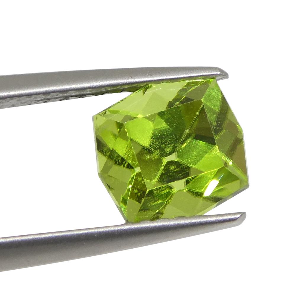 2.49ct Péridot vert jaunâtre en coussin Unisexe en vente