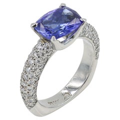 Ring aus Platin mit 2,49 Karat Tansanit im Kissenschliff und natürlichem Diamant