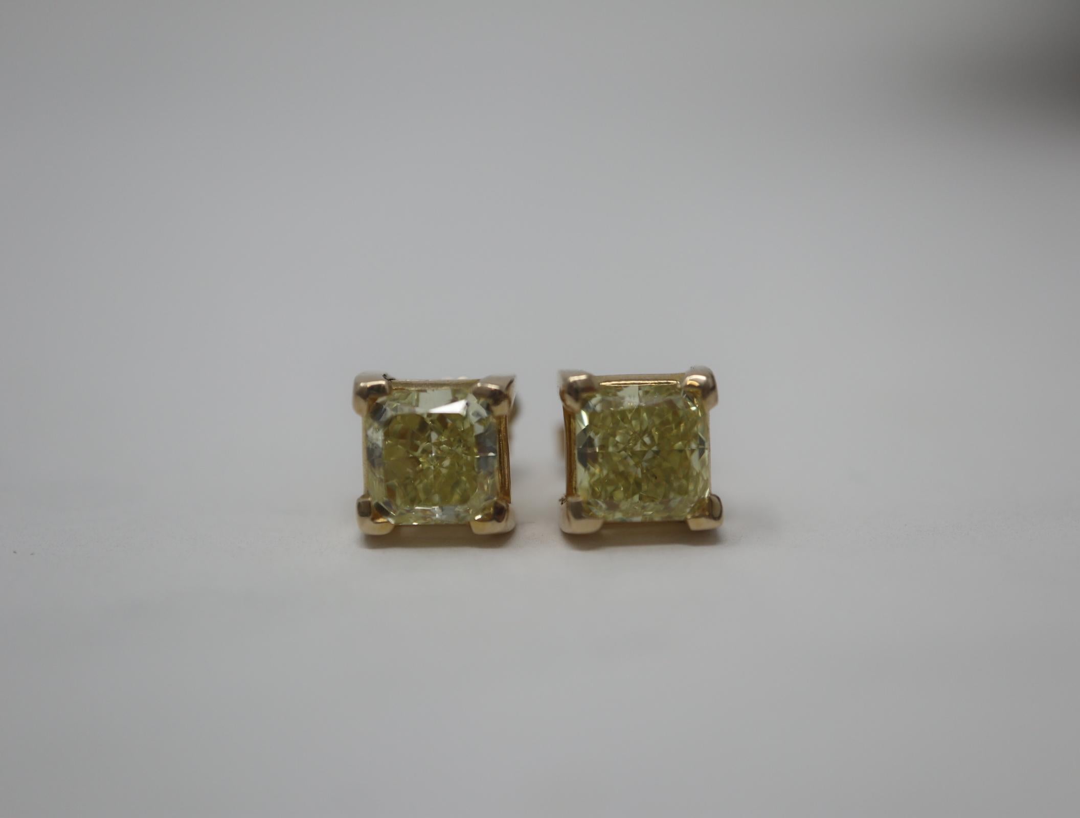 GIA 2105282776 & GIA 2105674992

Montures faites à la main par Mark Areias Jewelers en or jaune 18 carats serties de deux magnifiques diamants jaunes fantaisie. 