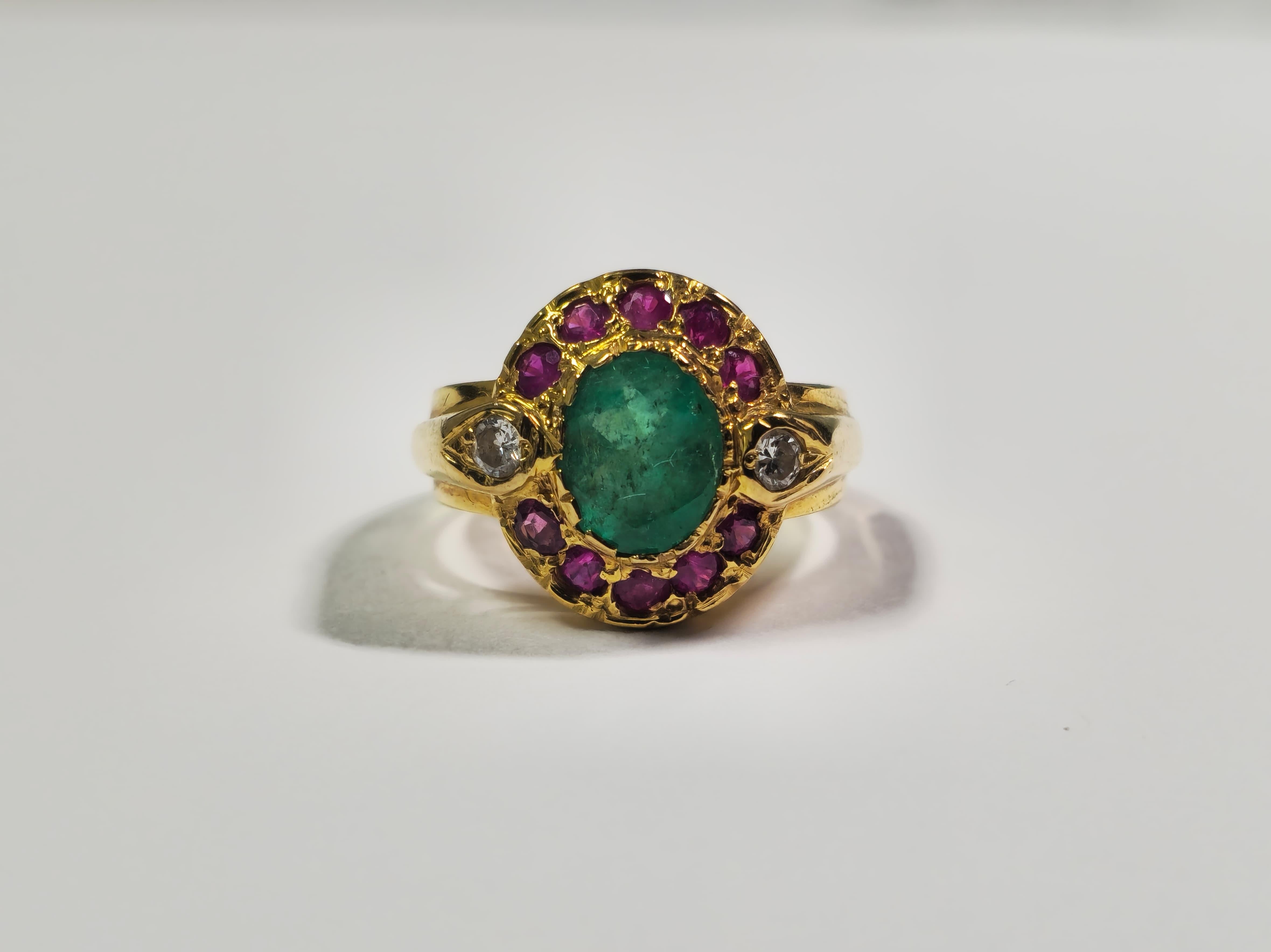 Round Cut 2.4ct Emerald,  Ruby and Diamond Ring in 18k Gold For Sale