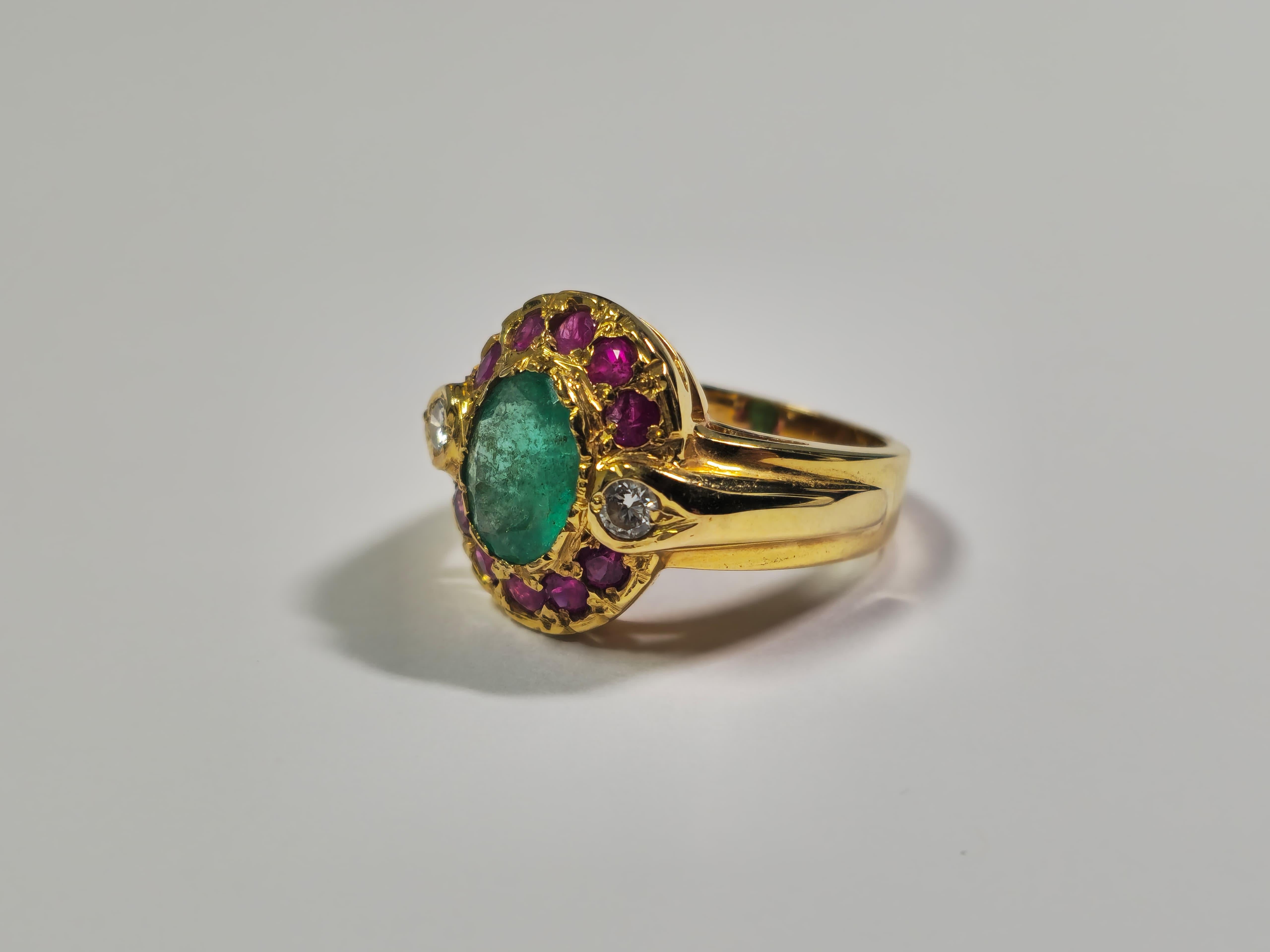 2.4ct Emerald,  Ruby and Diamond Ring in 18k Gold In Excellent Condition For Sale In Miami, FL