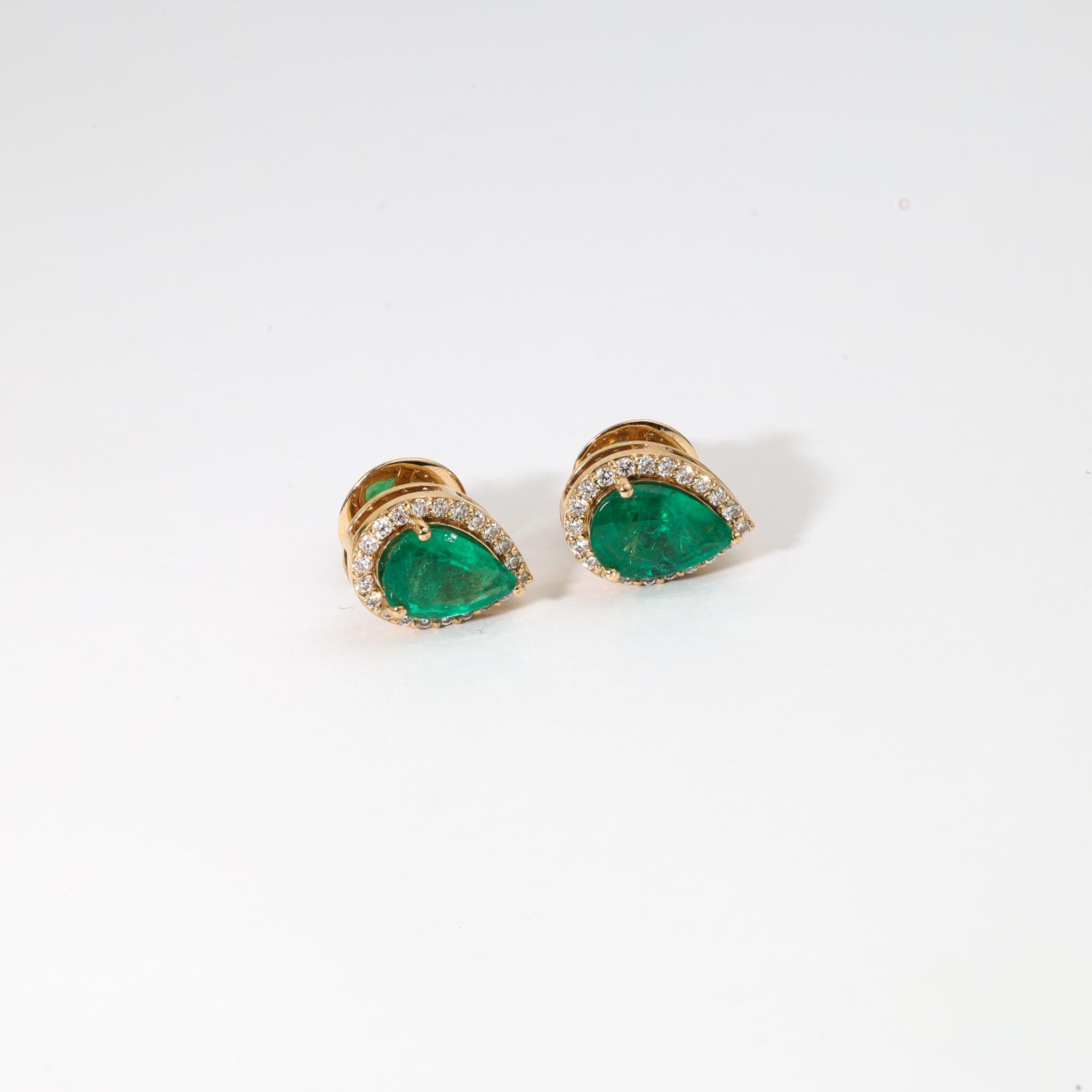 💎 Description du produit :
D'une élégance raffinée, ces boucles d'oreilles Halo sont ornées d'émeraudes naturelles taillées en poire d'environ 2,4 carats, d'une teinte verte riche et enchanteresse. Chaque émeraude est entourée d'un cadre étincelant