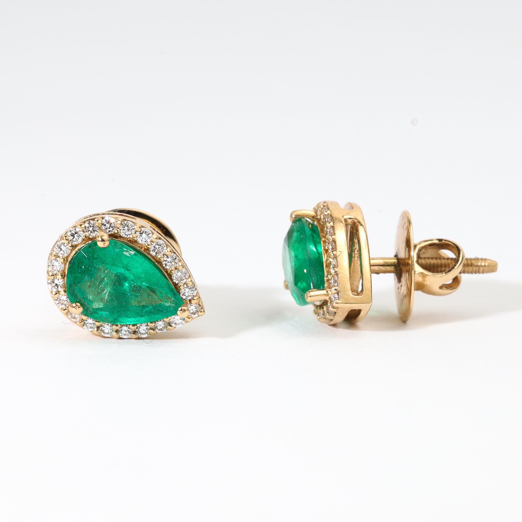 Art déco Boucles d'oreilles en or jaune 18 carats, émeraude naturelle de 2,4 carats en forme de poire et halo de diamants en vente