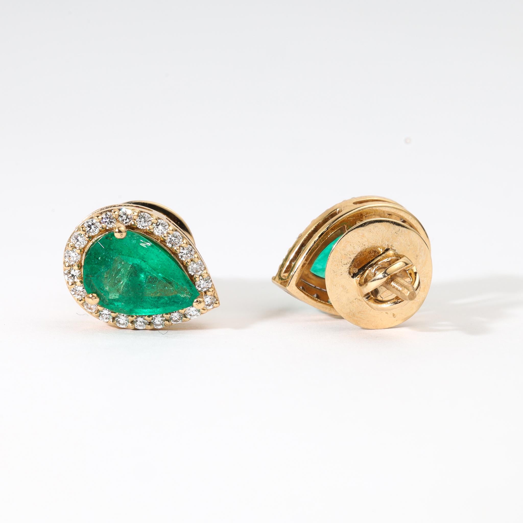 Taille émeraude Boucles d'oreilles en or jaune 18 carats, émeraude naturelle de 2,4 carats en forme de poire et halo de diamants en vente