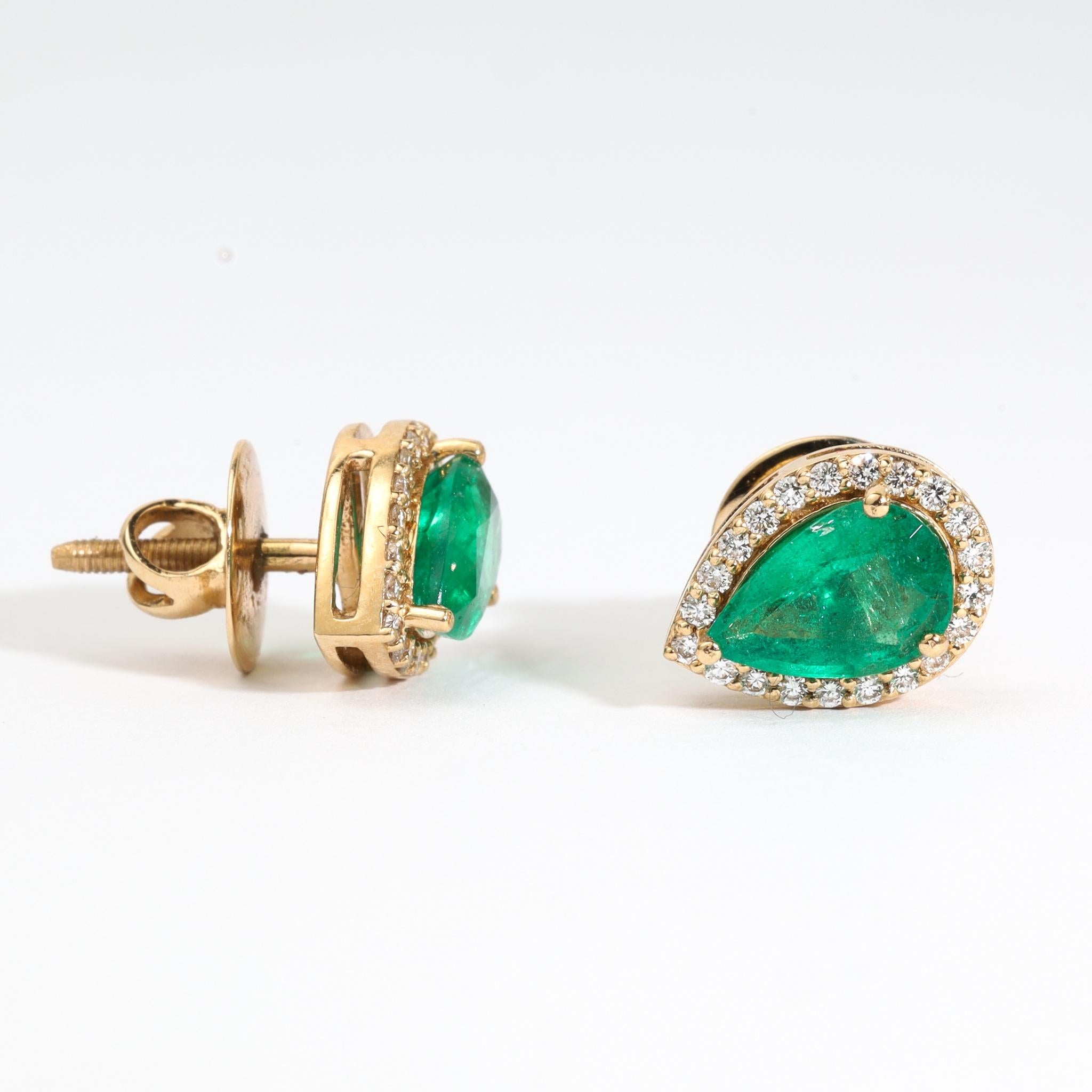 Boucles d'oreilles en or jaune 18 carats, émeraude naturelle de 2,4 carats en forme de poire et halo de diamants Pour femmes en vente