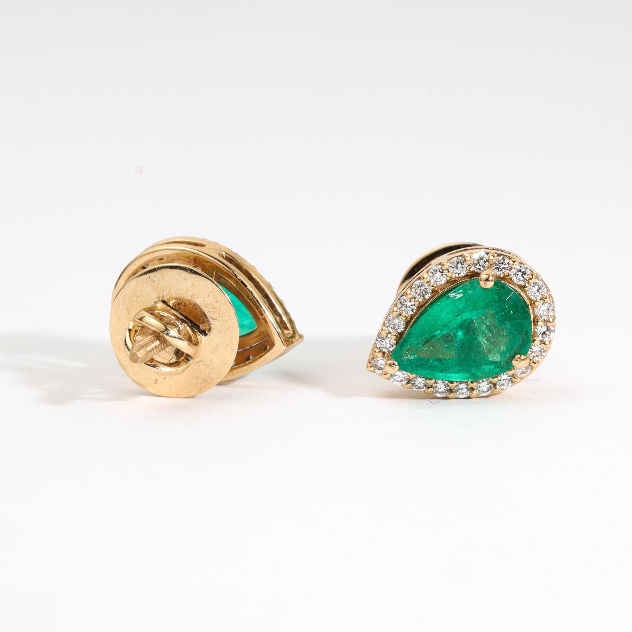 Boucles d'oreilles en or jaune 18 carats, émeraude naturelle de 2,4 carats en forme de poire et halo de diamants en vente 1