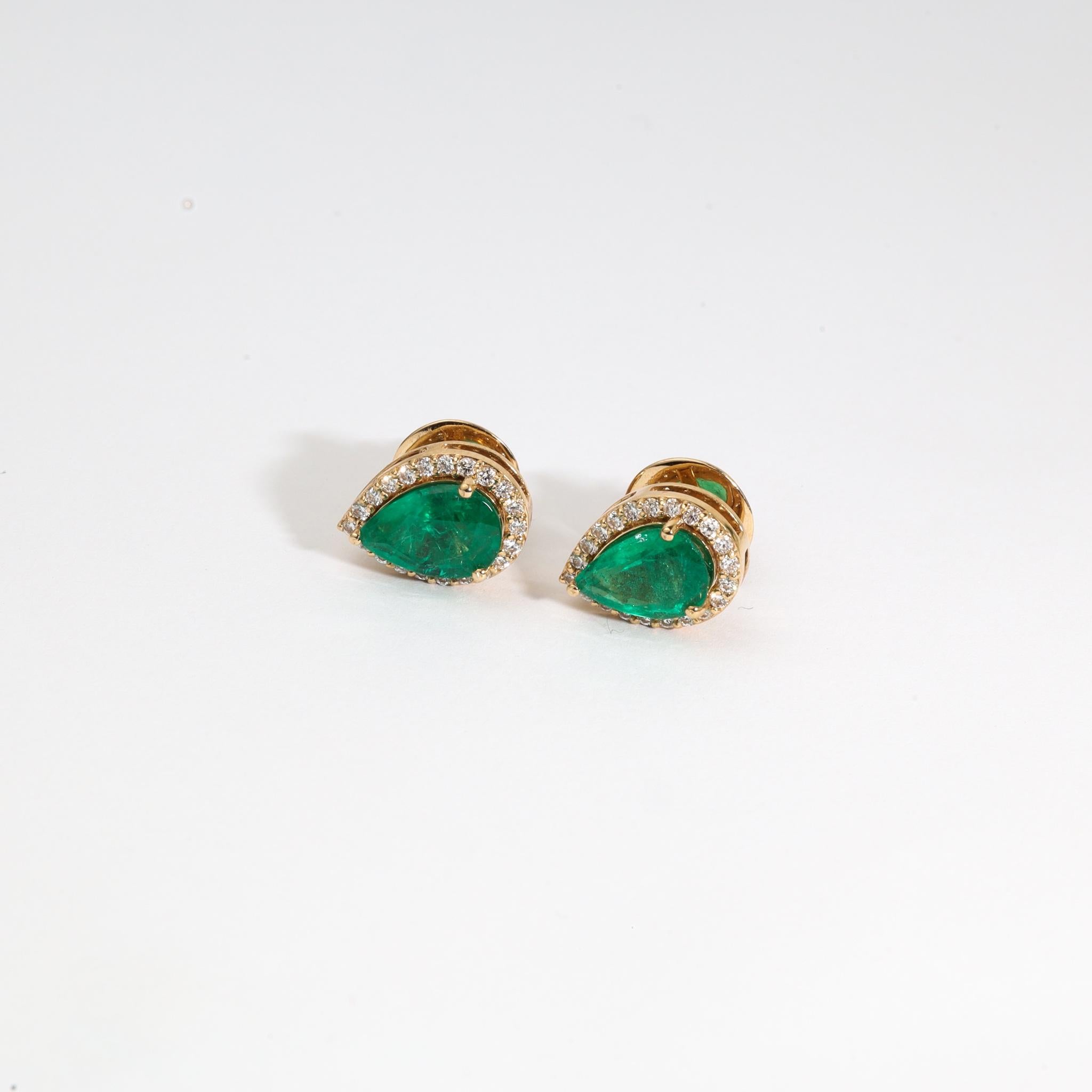 Boucles d'oreilles en or jaune 18 carats, émeraude naturelle de 2,4 carats en forme de poire et halo de diamants en vente 2