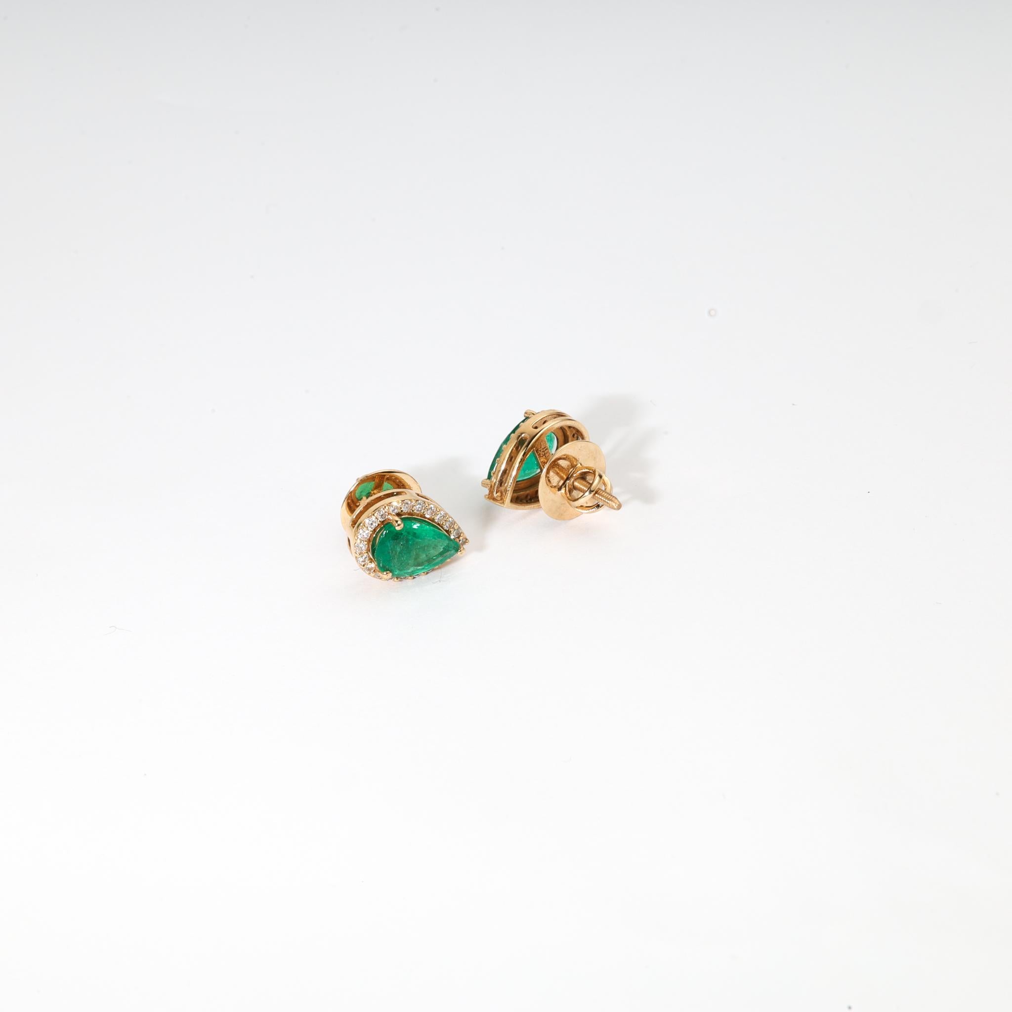 Boucles d'oreilles en or jaune 18 carats, émeraude naturelle de 2,4 carats en forme de poire et halo de diamants en vente 3