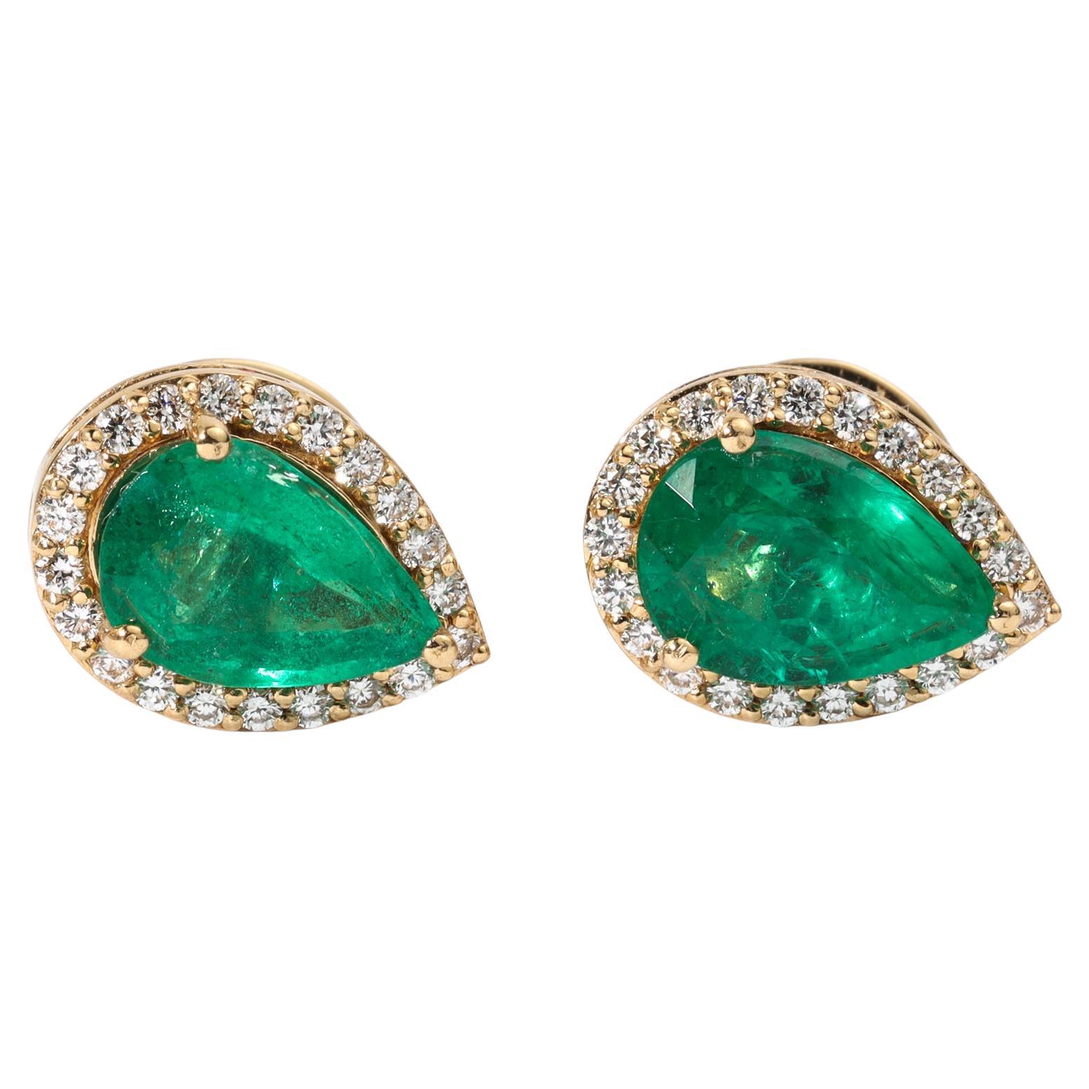 Boucles d'oreilles en or jaune 18 carats, émeraude naturelle de 2,4 carats en forme de poire et halo de diamants en vente