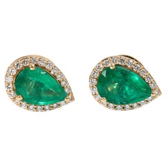 Boucles d'oreilles en or jaune 18 carats, émeraude naturelle de 2,4 carats en forme de poire et halo de diamants