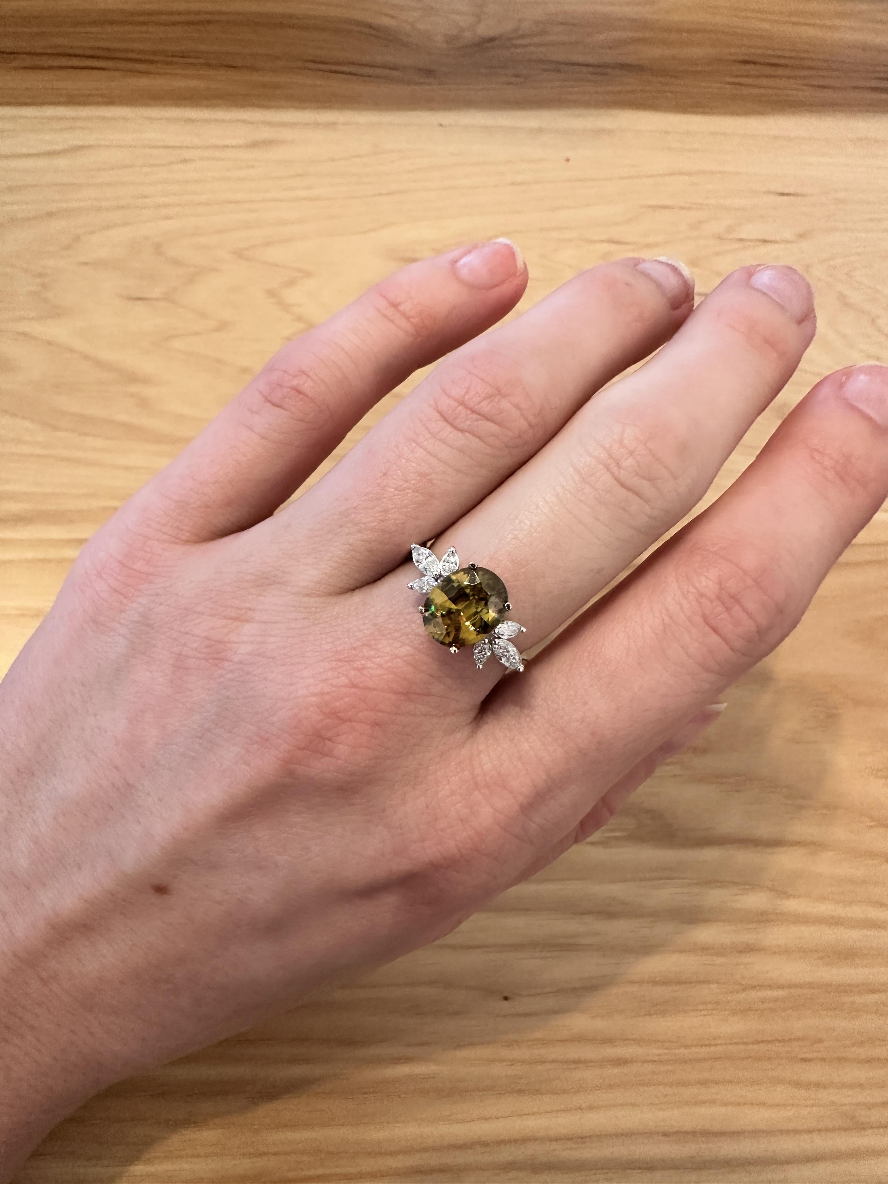 Dieser schöne Ring verfügt über eine funkelnde 2,4 Karat in Solid 14K Weißgold mit Erde Mined Diamanten Akzente gesetzt. Dieser Statement-Ring ist ein atemberaubendes Accessoire für jeden Look!

**Wir bieten eine kostenlose Größenänderung an, teilen