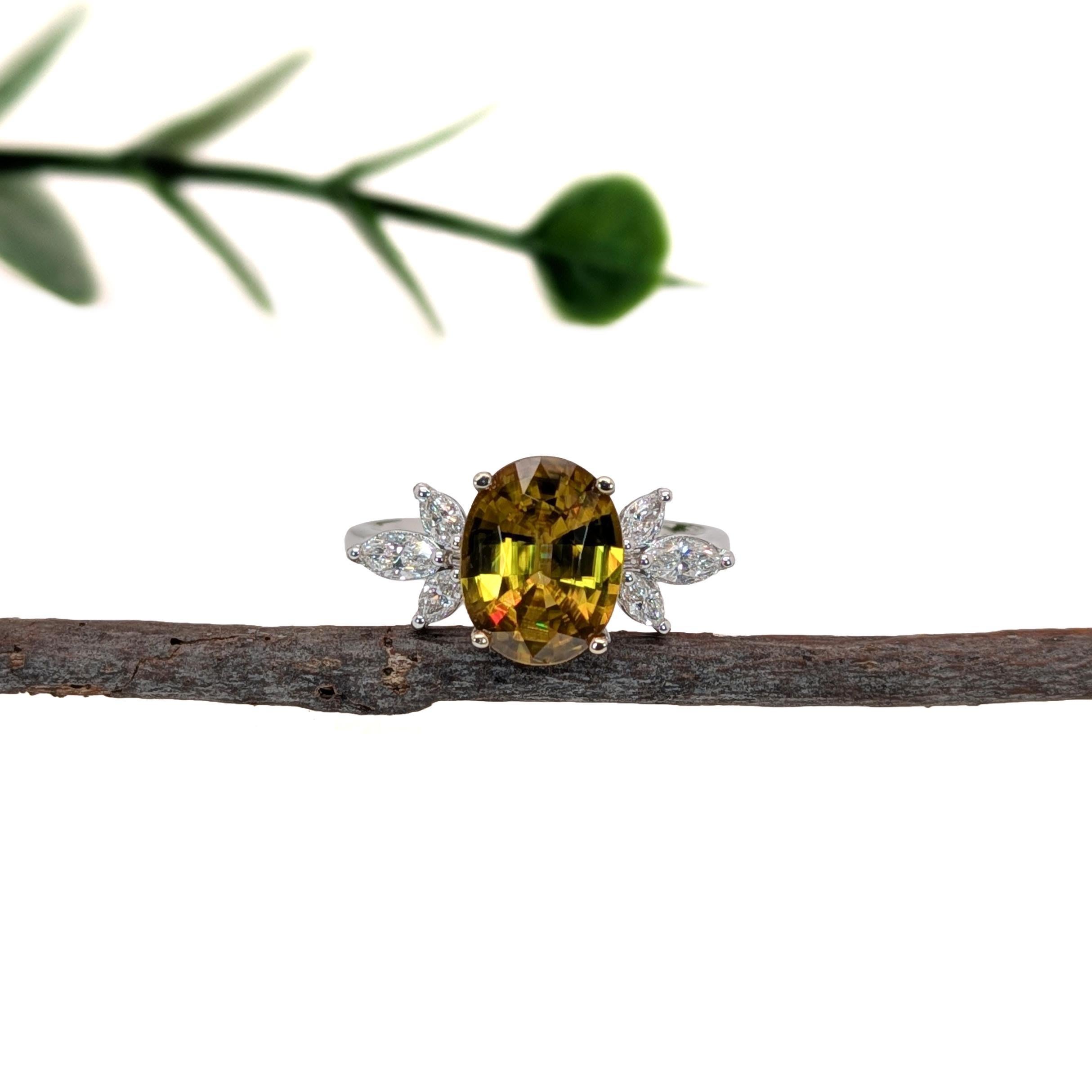 2.4 Karat Sphene Ring mit natürlichen Diamant-Akzenten aus massivem 14K Weißgold  OV 9x7mm (Art déco) im Angebot