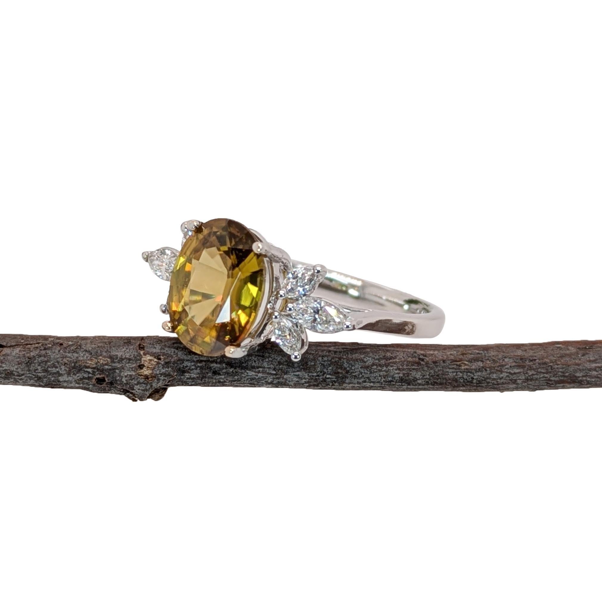 2.4 Karat Sphene Ring mit natürlichen Diamant-Akzenten aus massivem 14K Weißgold  OV 9x7mm (Ovalschliff) im Angebot