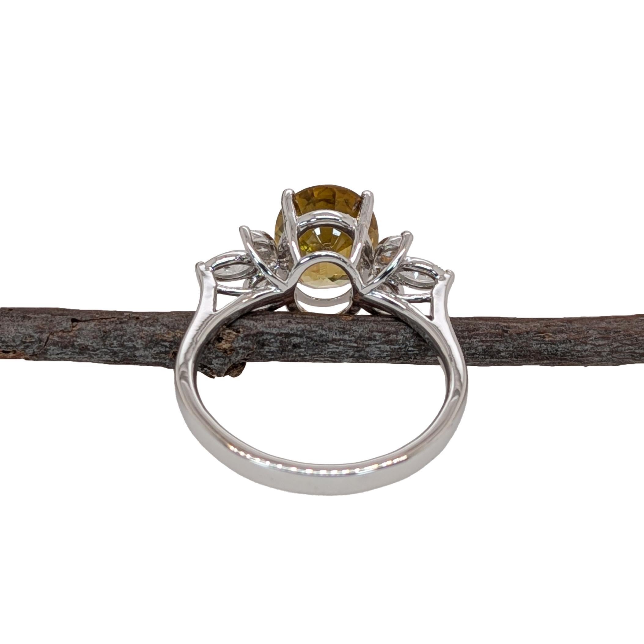 2.4 Karat Sphene Ring mit natürlichen Diamant-Akzenten aus massivem 14K Weißgold  OV 9x7mm im Zustand „Neu“ im Angebot in Columbus, OH