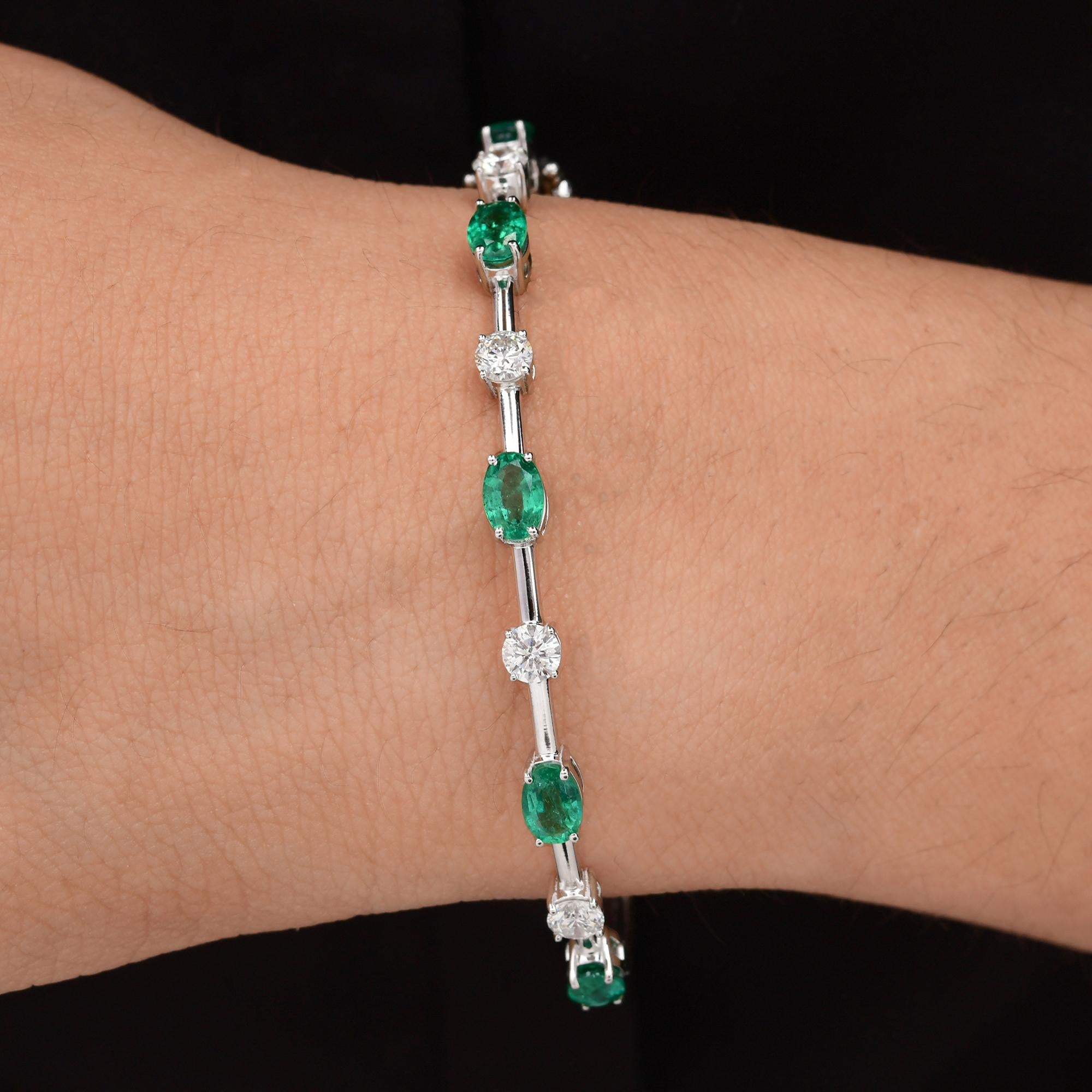 2,4 Karat sambischer Smaragd 0,94 Karat Diamant stapelbarer Armreif 18k Weißgold
Das Statement-Armband besteht aus einem Smaragd mit ovalem Schliff und einem Diamanten mit rundem Schliff, die abwechselnd auf einen Armreif gesetzt sind. Dieses
