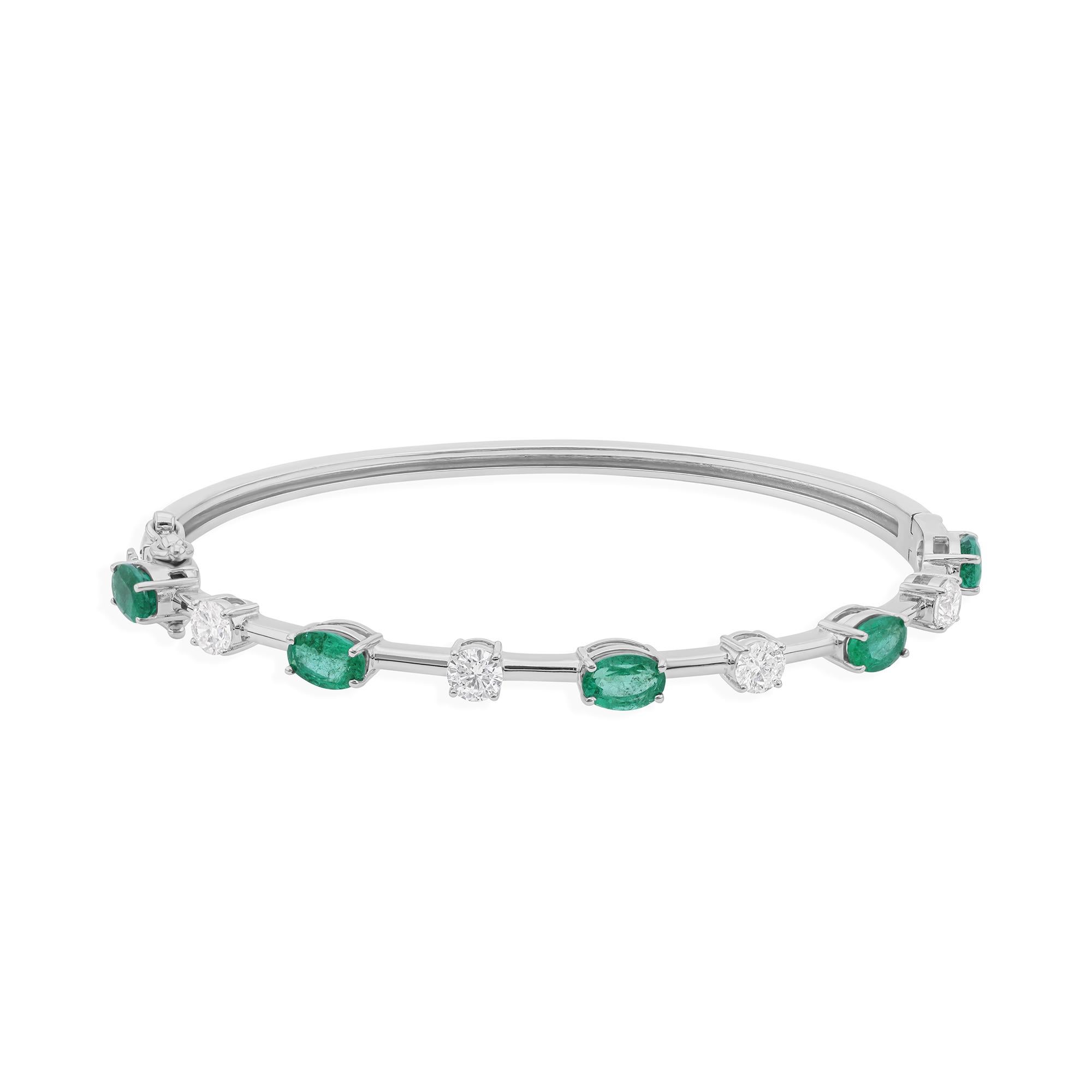 2,4 Karat sambischer Smaragd 0,94 Karat Diamant stapelbarer Armreif 18k Weißgold im Angebot