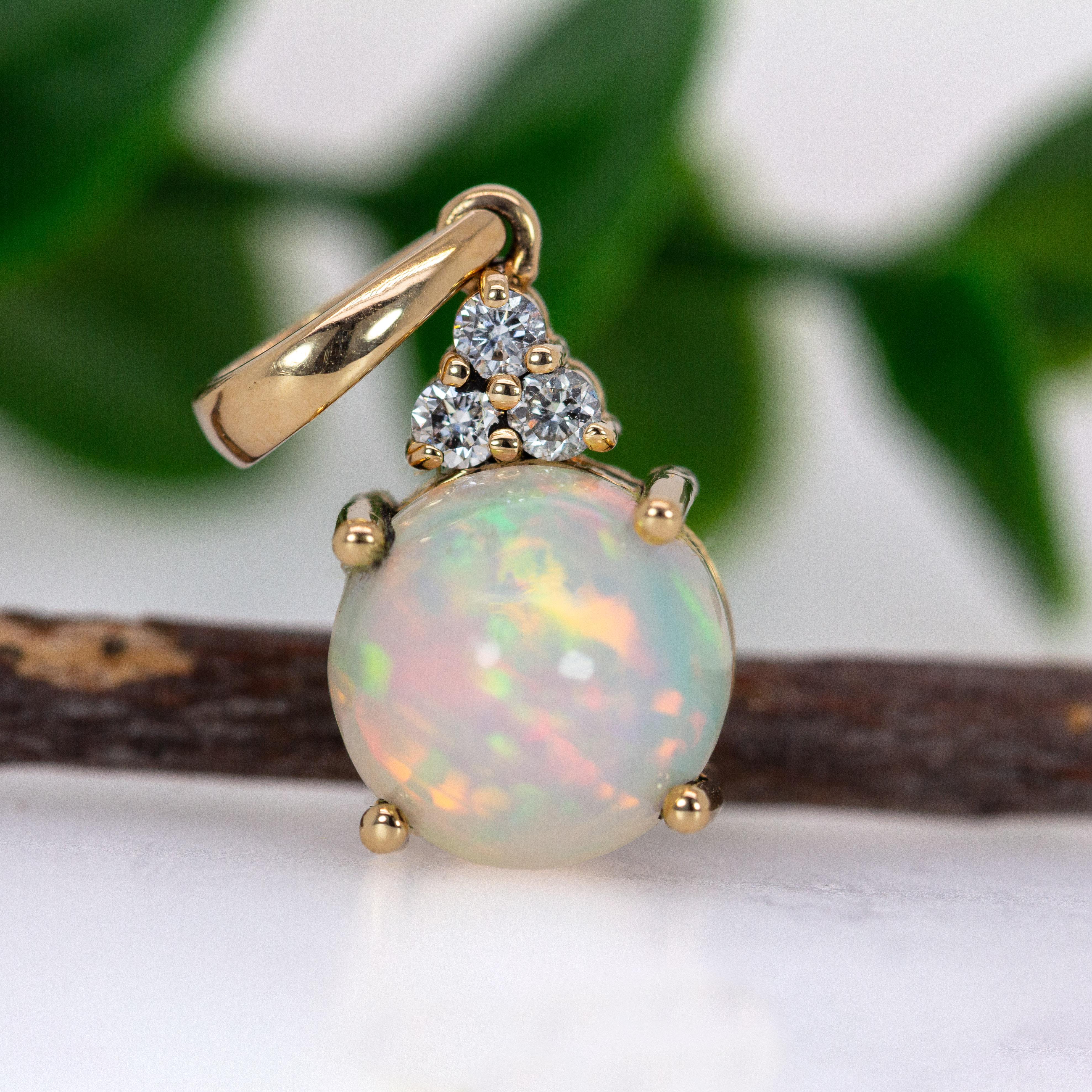 Un luminoso ópalo etíope de 2,38 quilates es la estrella de este delicado colgante redondo, acentuado con diamantes auténticos y engastado en cálido oro auténtico de 14 quilates. El diseño Bail añade una elegancia moderna a esta encantadora pieza de