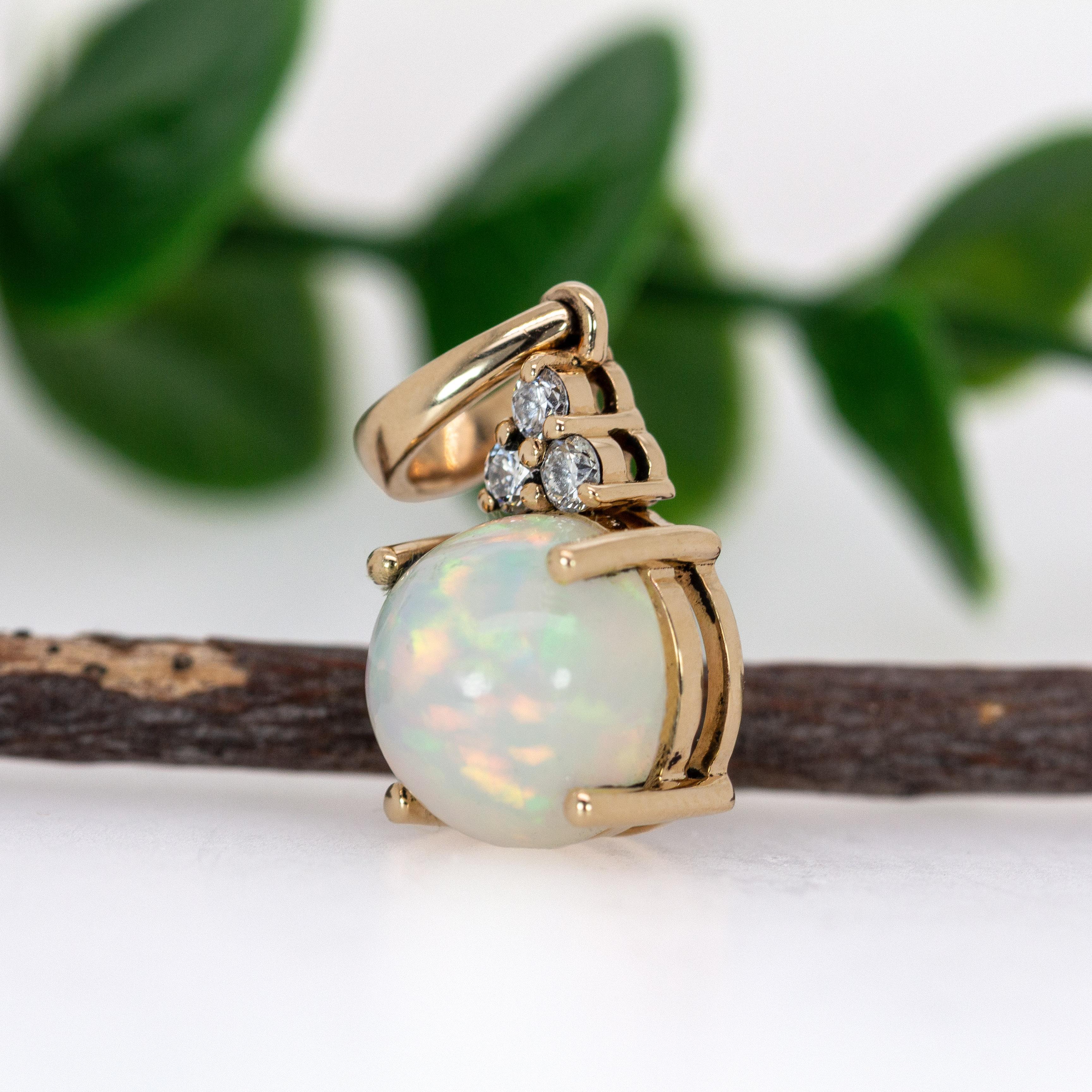 Colgante de Ópalo Etíope de 2,4cts con Detalles de Diamantes Naturales en Oro Macizo de 14K RD 9mm Art Decó en venta