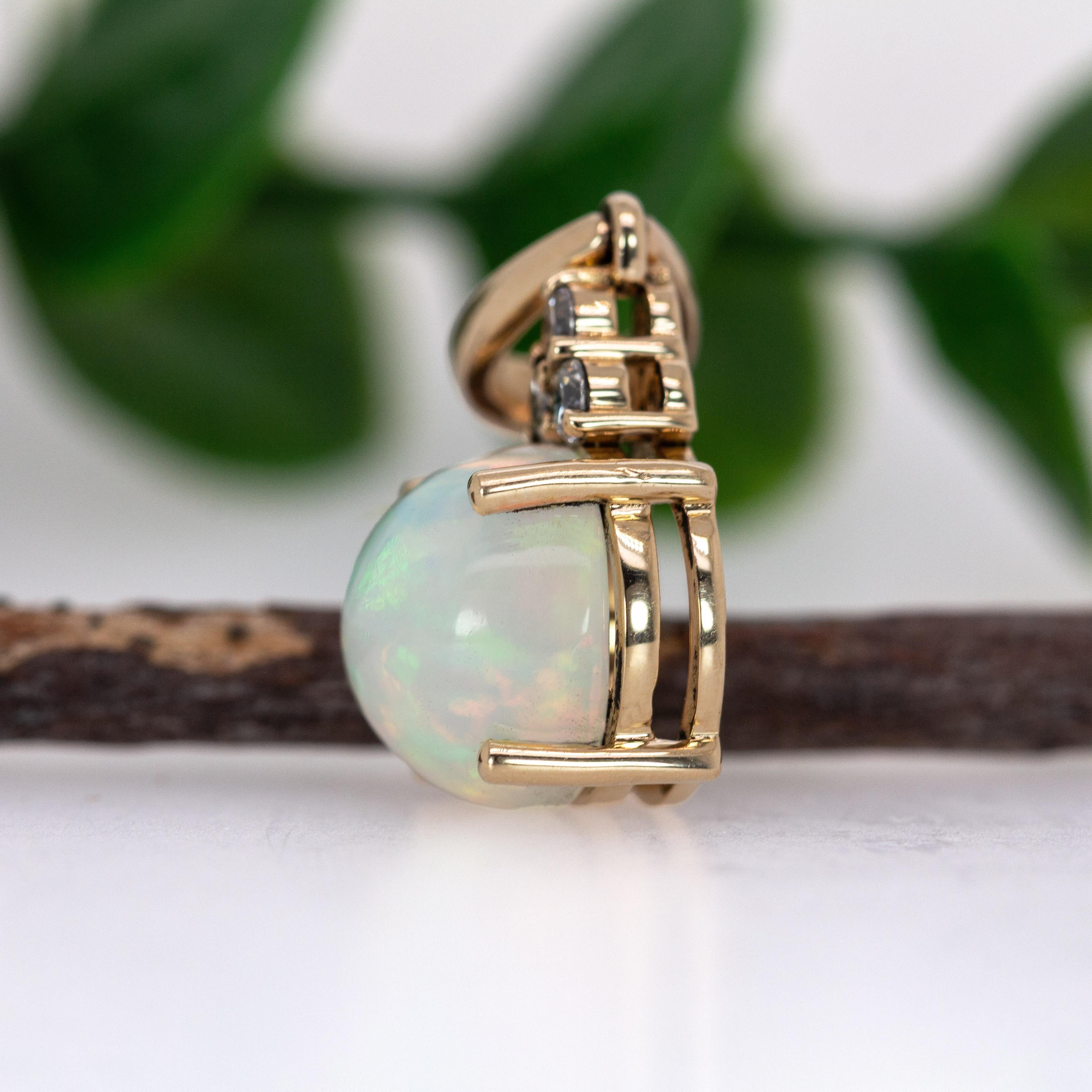Colgante de Ópalo Etíope de 2,4cts con Detalles de Diamantes Naturales en Oro Macizo de 14K RD 9mm Corte redondo en venta