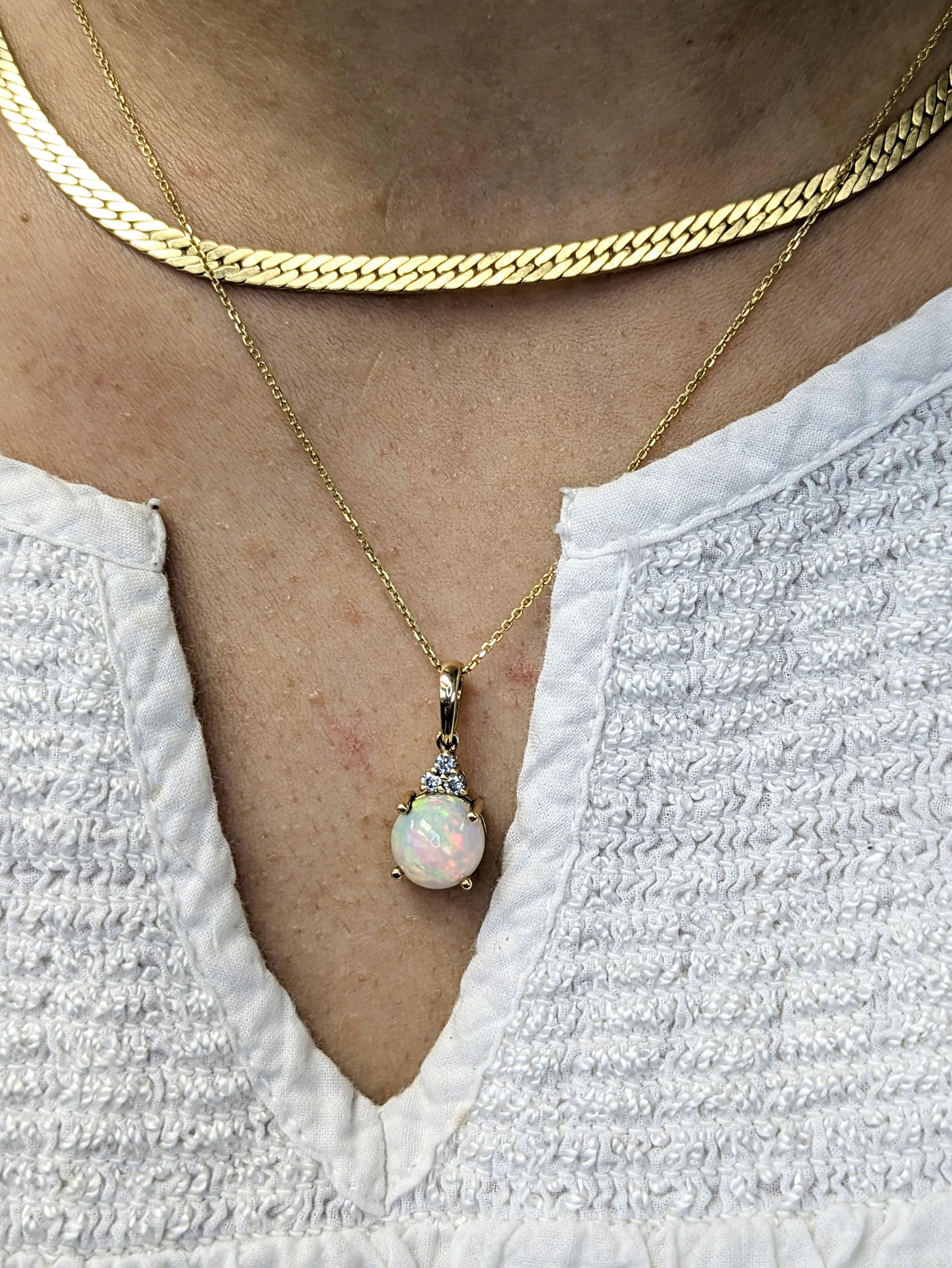 Colgante de Ópalo Etíope de 2,4cts con Detalles de Diamantes Naturales en Oro Macizo de 14K RD 9mm en venta 2