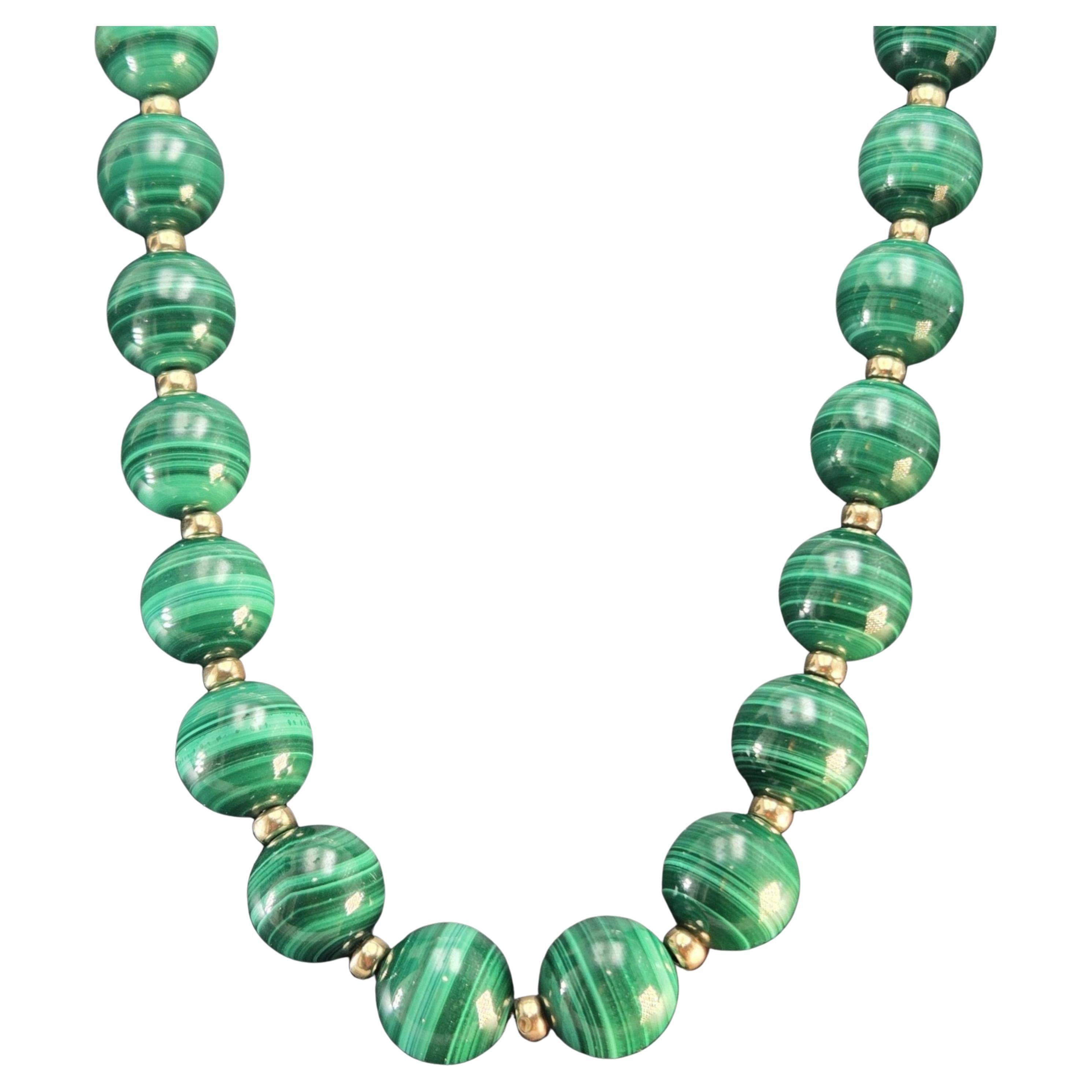 24 pollici. Collana di perline di malachite con chiusura e accenti in oro giallo 14k in vendita