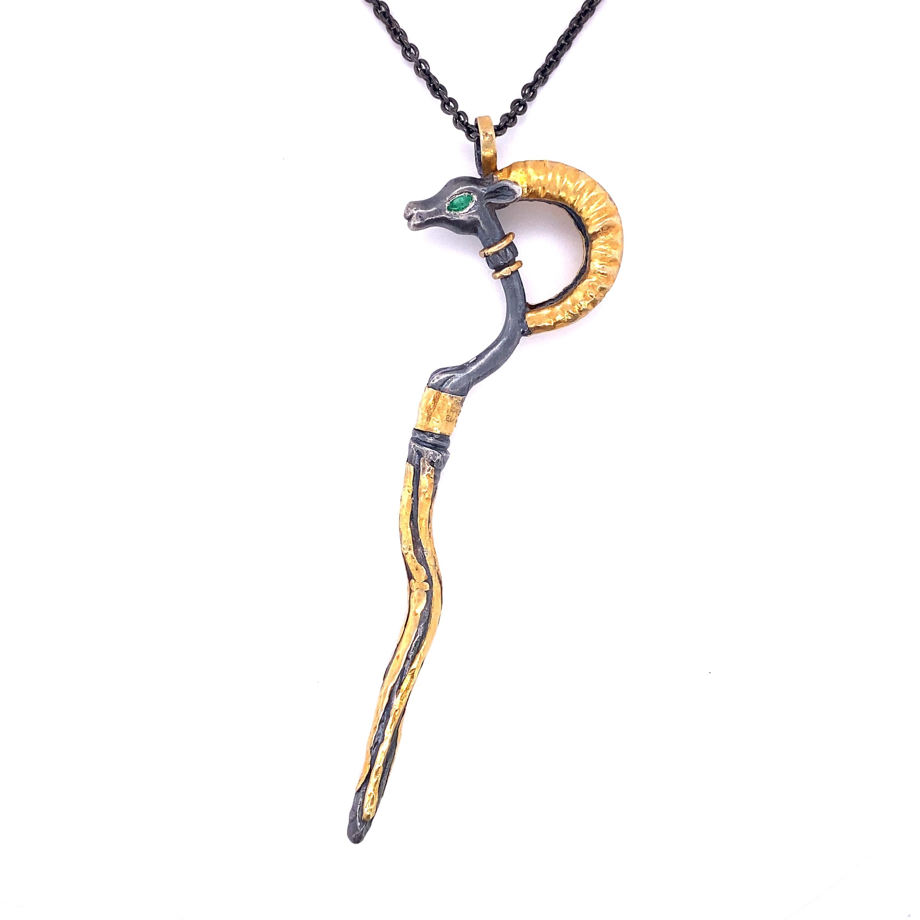24 Karat und Silber, Halskette mit antikem Widder-Anhänger mit Marquise-Smaragd-Augen (Marquiseschliff) im Angebot