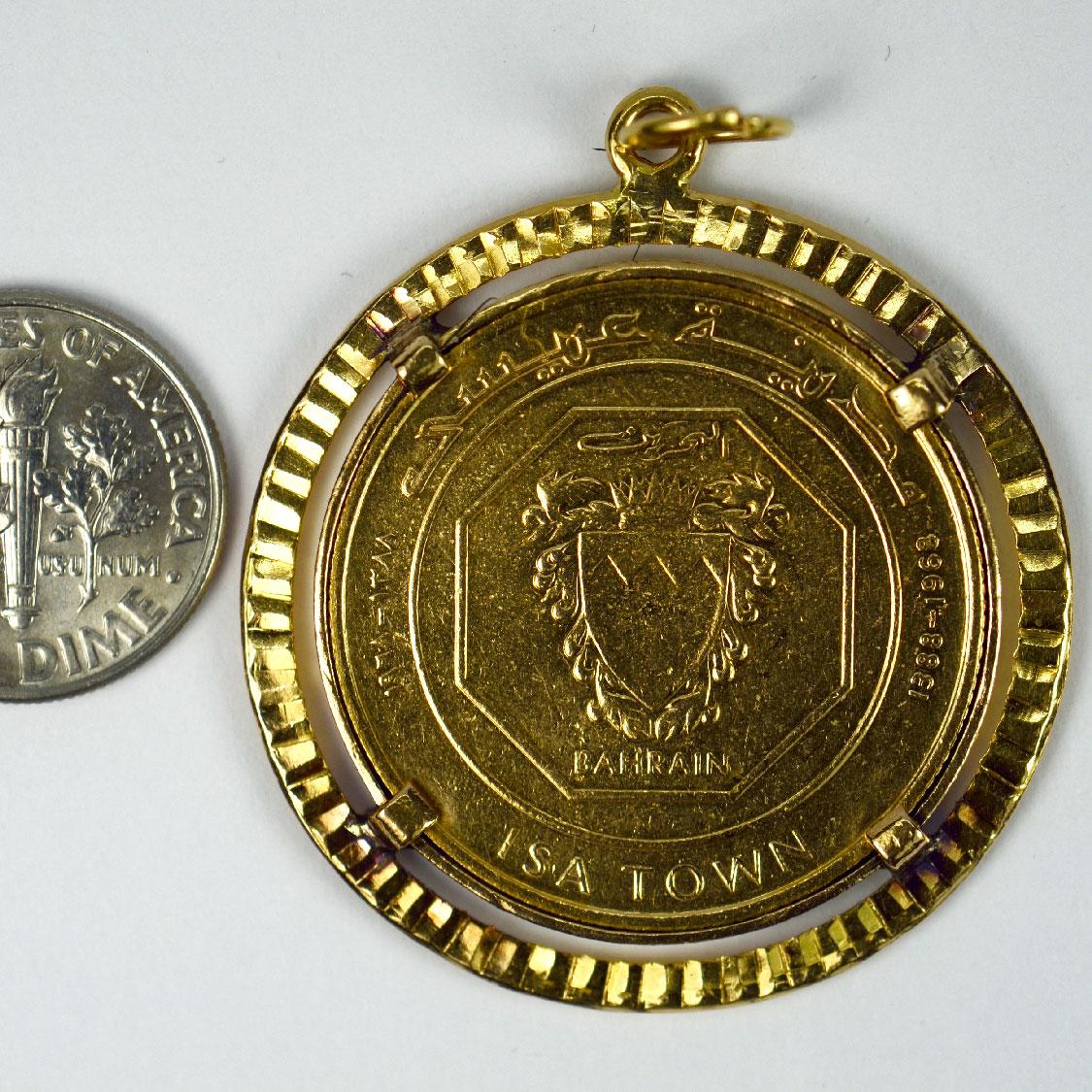 24K Bahrain 10 Dinars Isa Town Coin 18K Yellow Gold Charm Pendant In Good Condition For Sale In London, GB