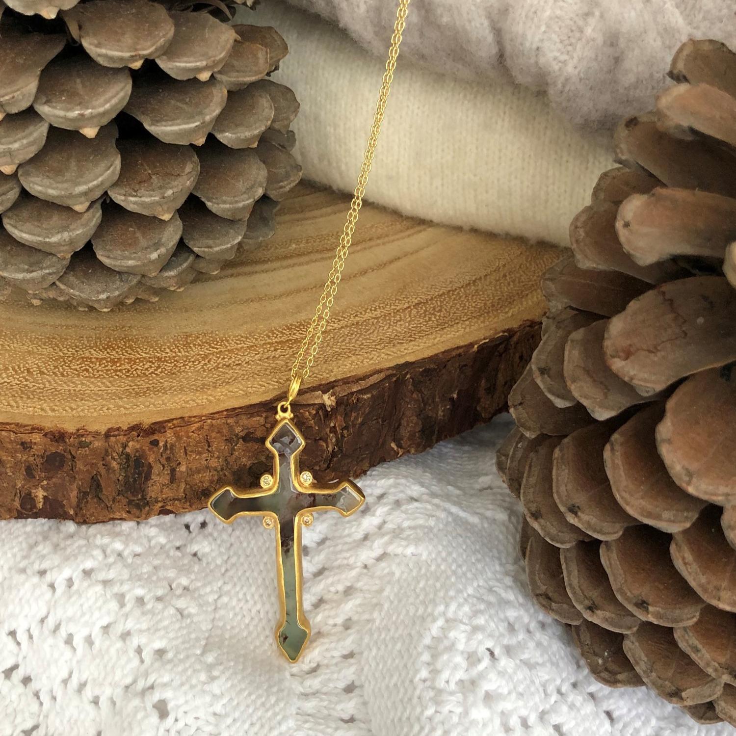 Taille cabochon Collier croix en aquaprase en or 24K et argent oxydé par Lika Behar en vente