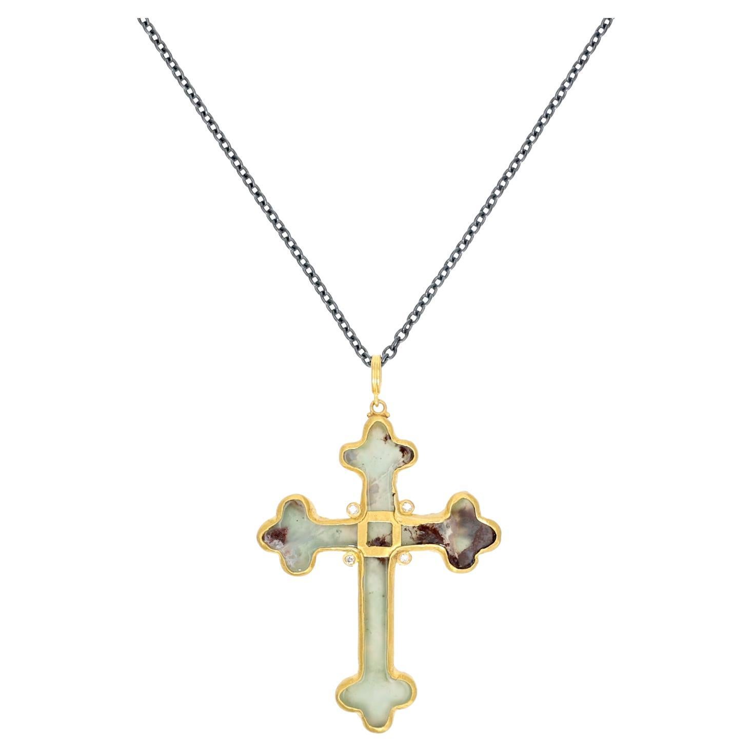 Collier croix en aquaprase en or 24K et argent oxydé par Lika Behar en vente