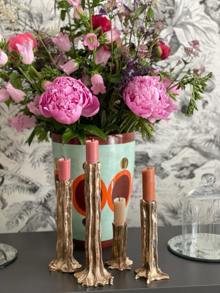 Set di candelabri Arbor in oro 24 carati di Studio A
Realizzato a mano, in edizione limitata
Dimensioni: H. 10/15/19/25,5 cm
Materiali: doratura a 24 carati, bronzo.

Basato sull'amore dell'artista per la natura, ogni candeliere è una scultura