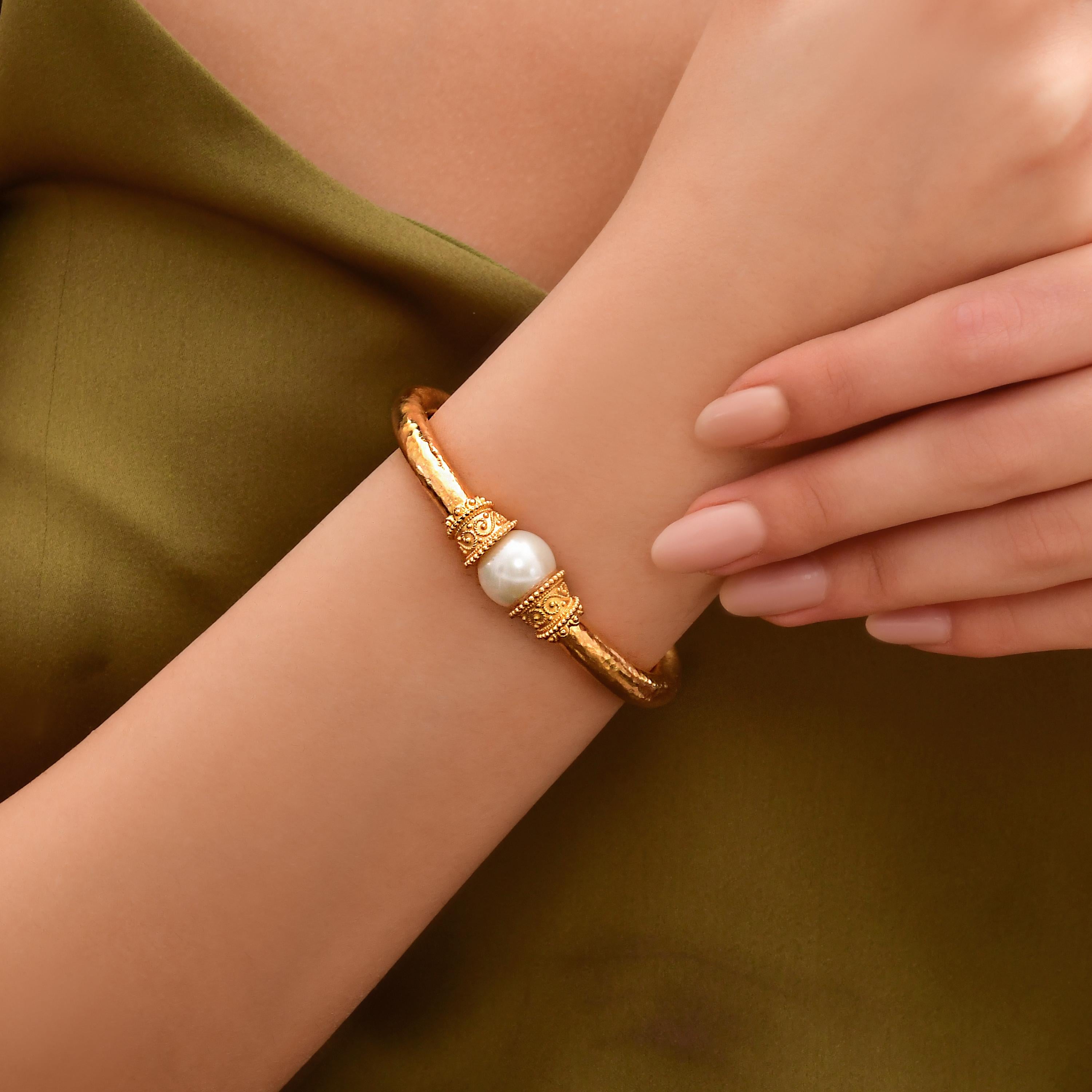 24k Gold Bangle for Women with a Pearl In New Condition For Sale In İstanbul, TR
