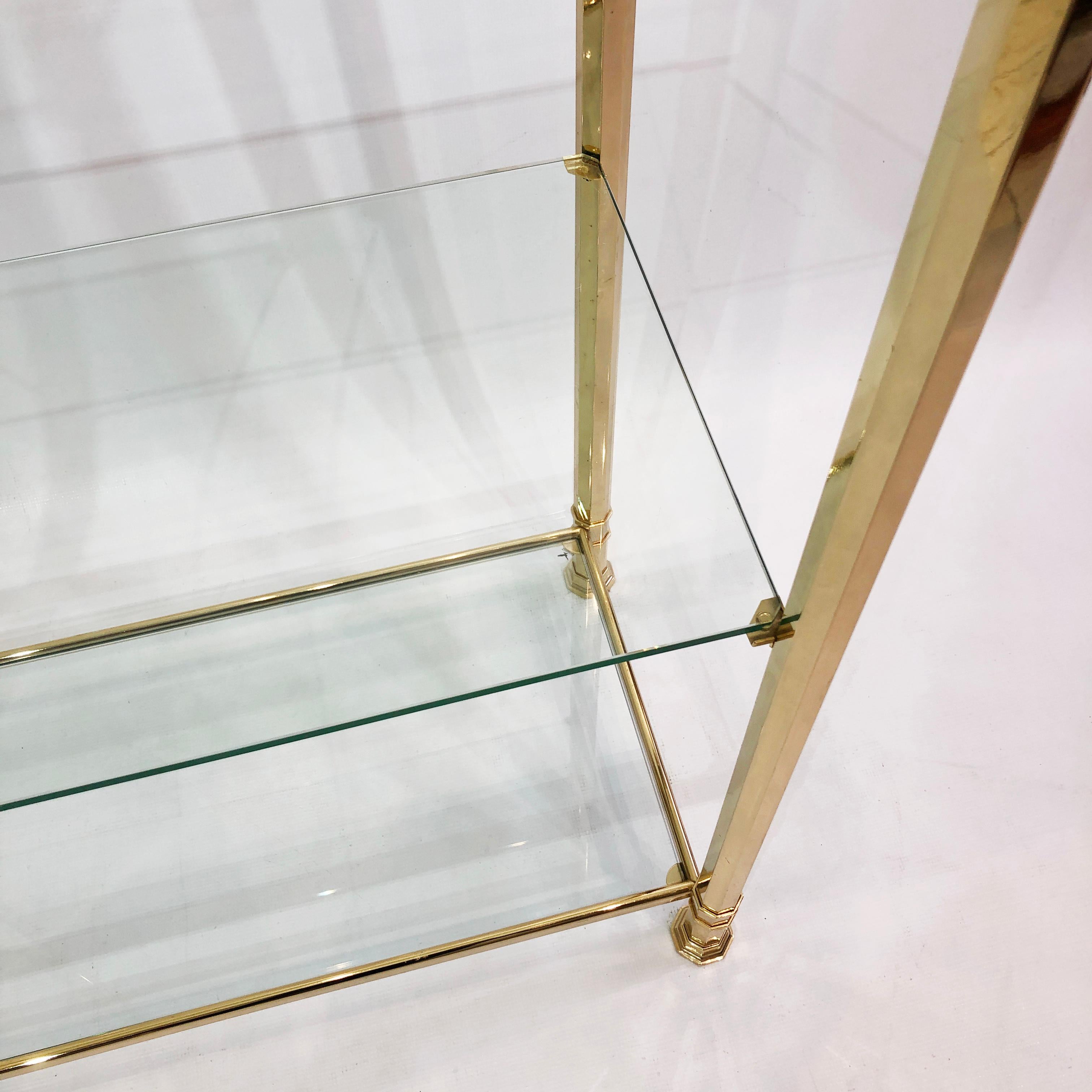 Colonna poligonale in ottone 24k Scaffale in vetro per espositori anni '80 in vendita 2