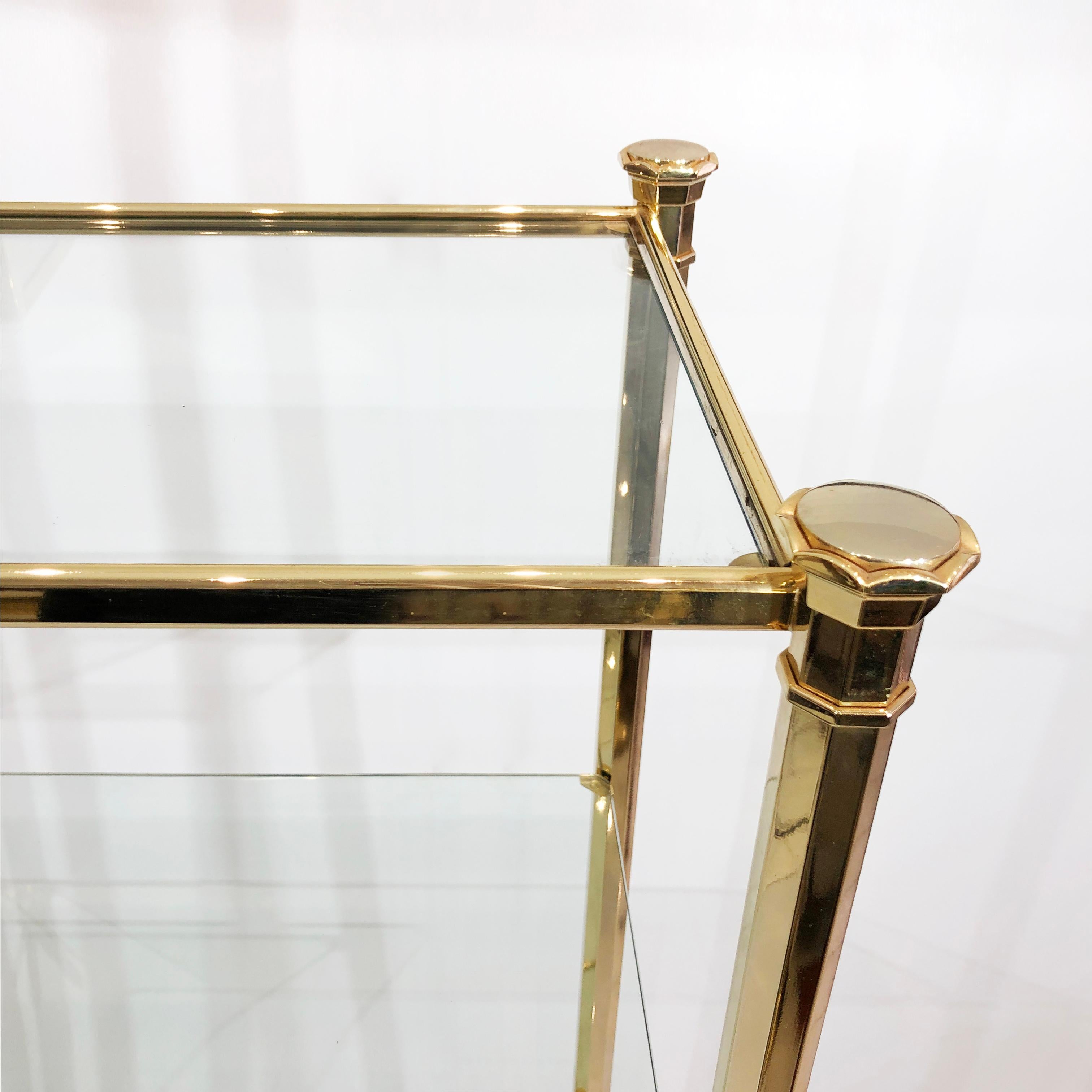 Colonna poligonale in ottone 24k Scaffale in vetro per espositori anni '80 in vendita 3