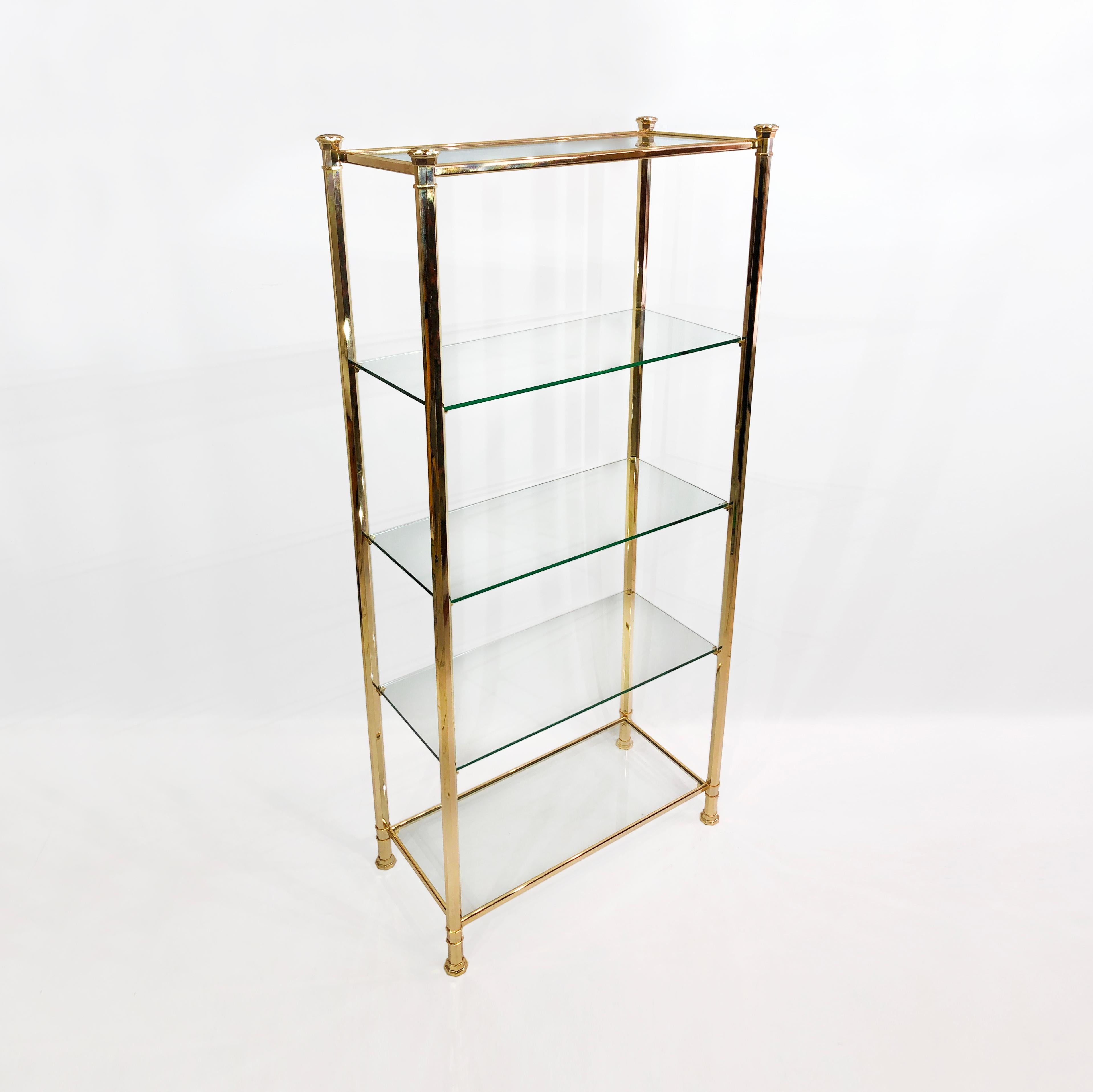 Placcato Colonna poligonale in ottone 24k Scaffale in vetro per espositori anni '80 in vendita