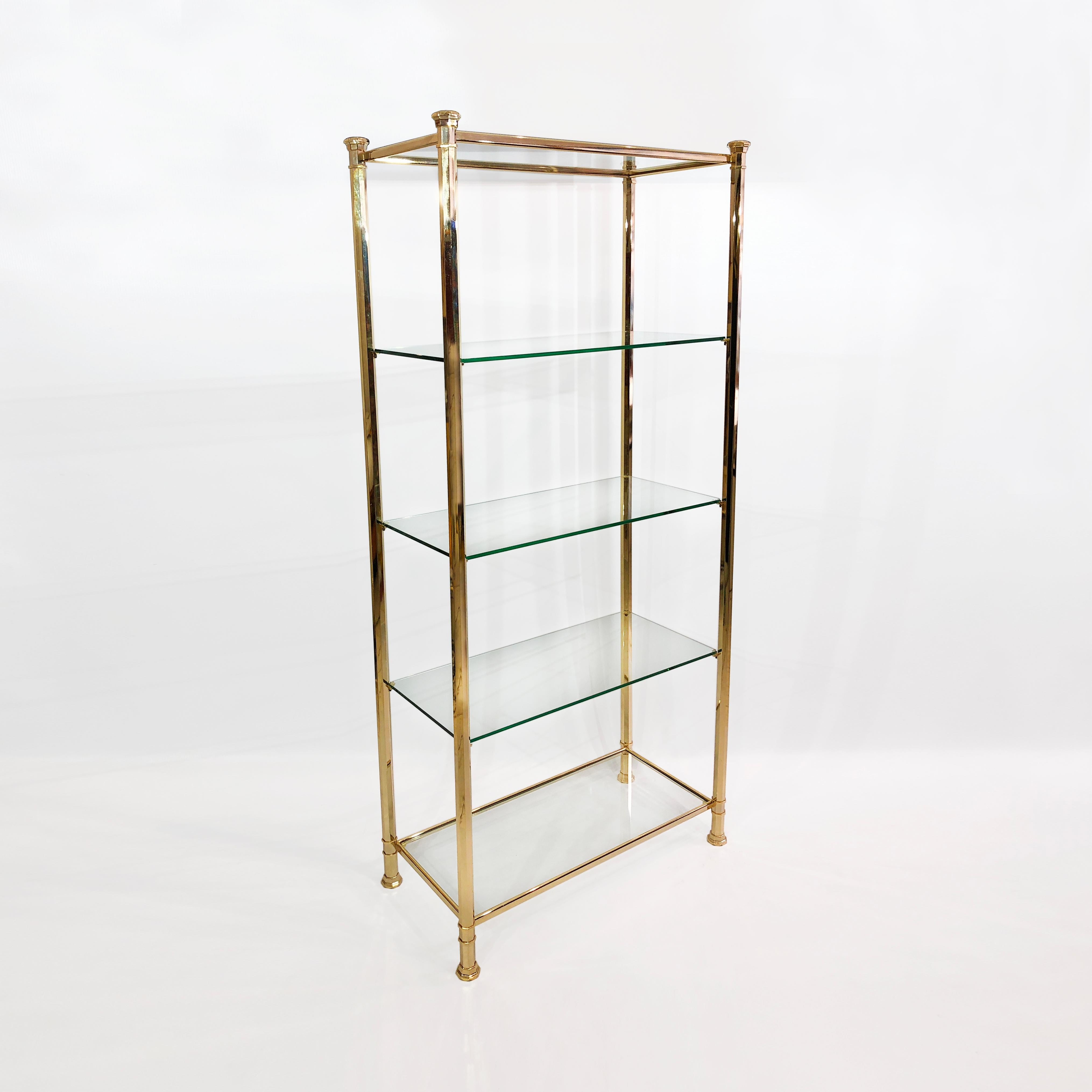 Colonna poligonale in ottone 24k Scaffale in vetro per espositori anni '80 In condizioni buone in vendita a London, GB