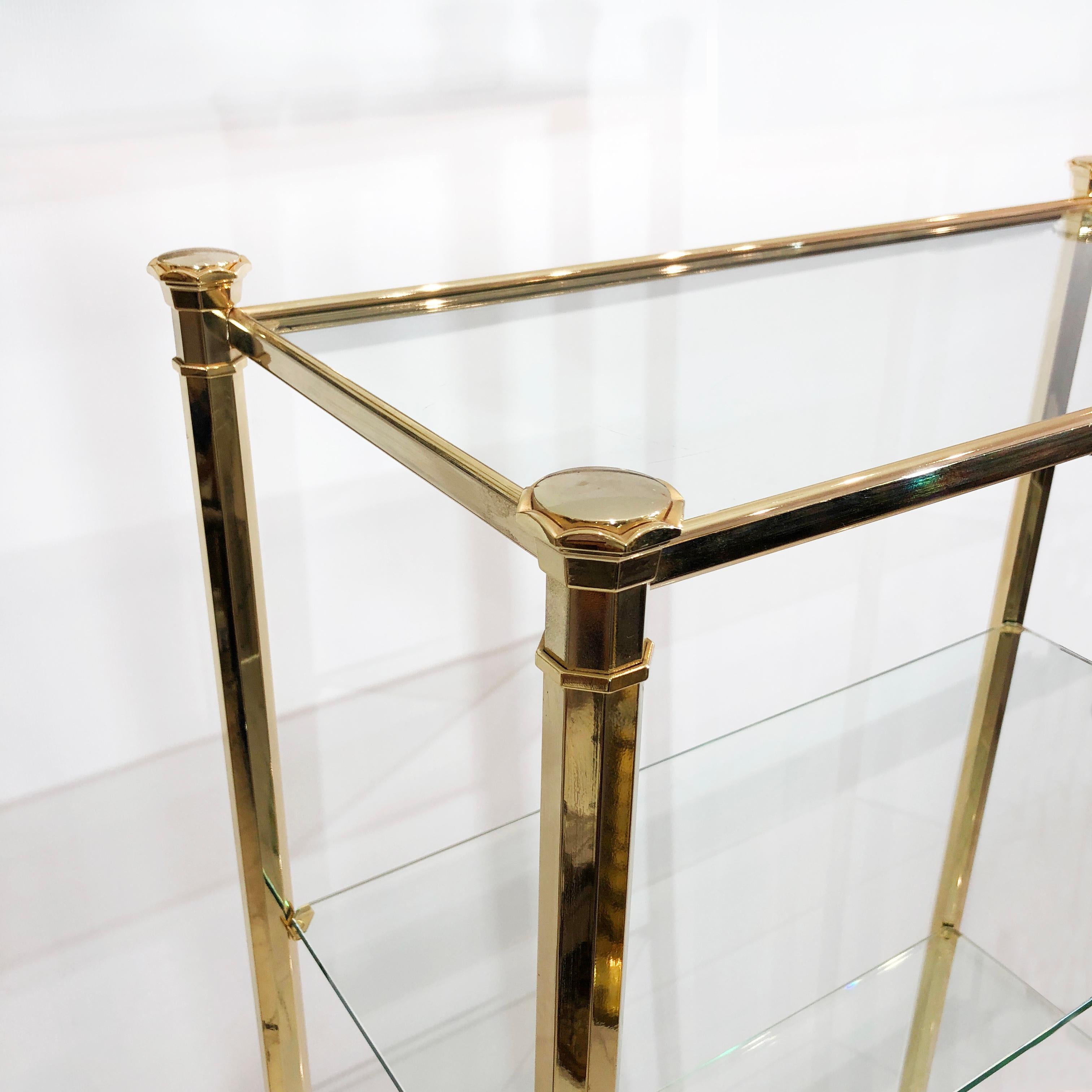 Fine XX secolo Colonna poligonale in ottone 24k Scaffale in vetro per espositori anni '80 in vendita