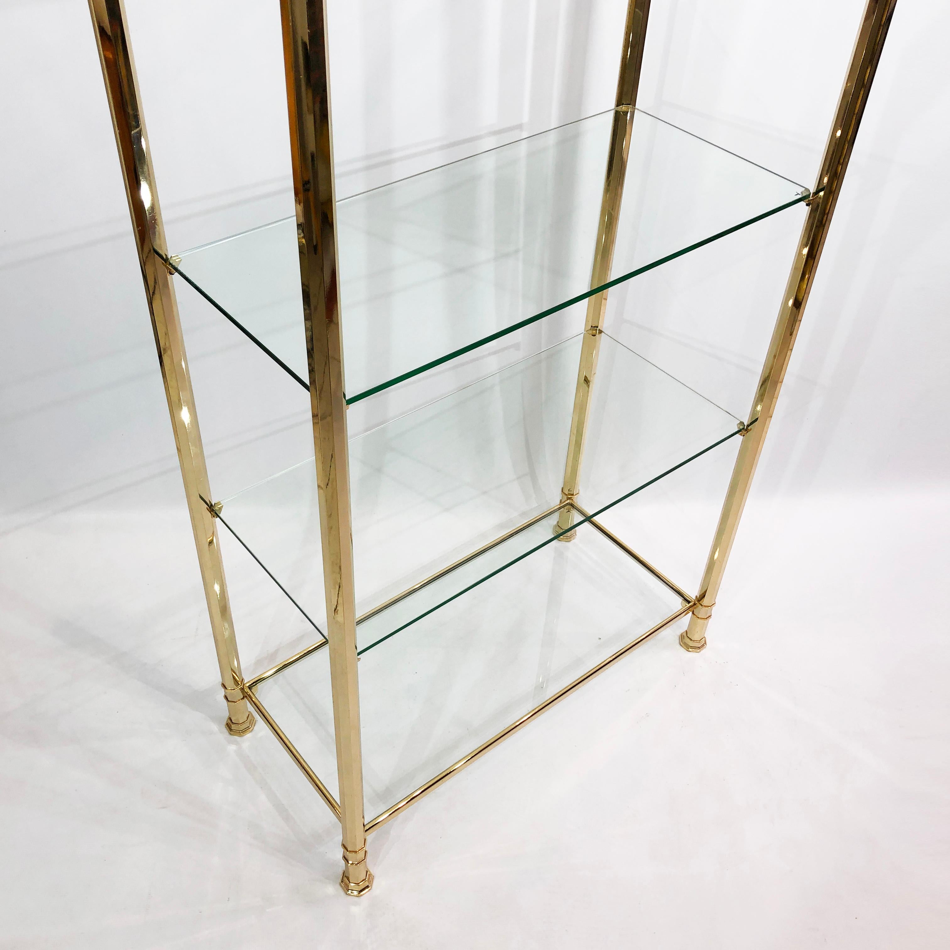 Metallo Colonna poligonale in ottone 24k Scaffale in vetro per espositori anni '80 in vendita