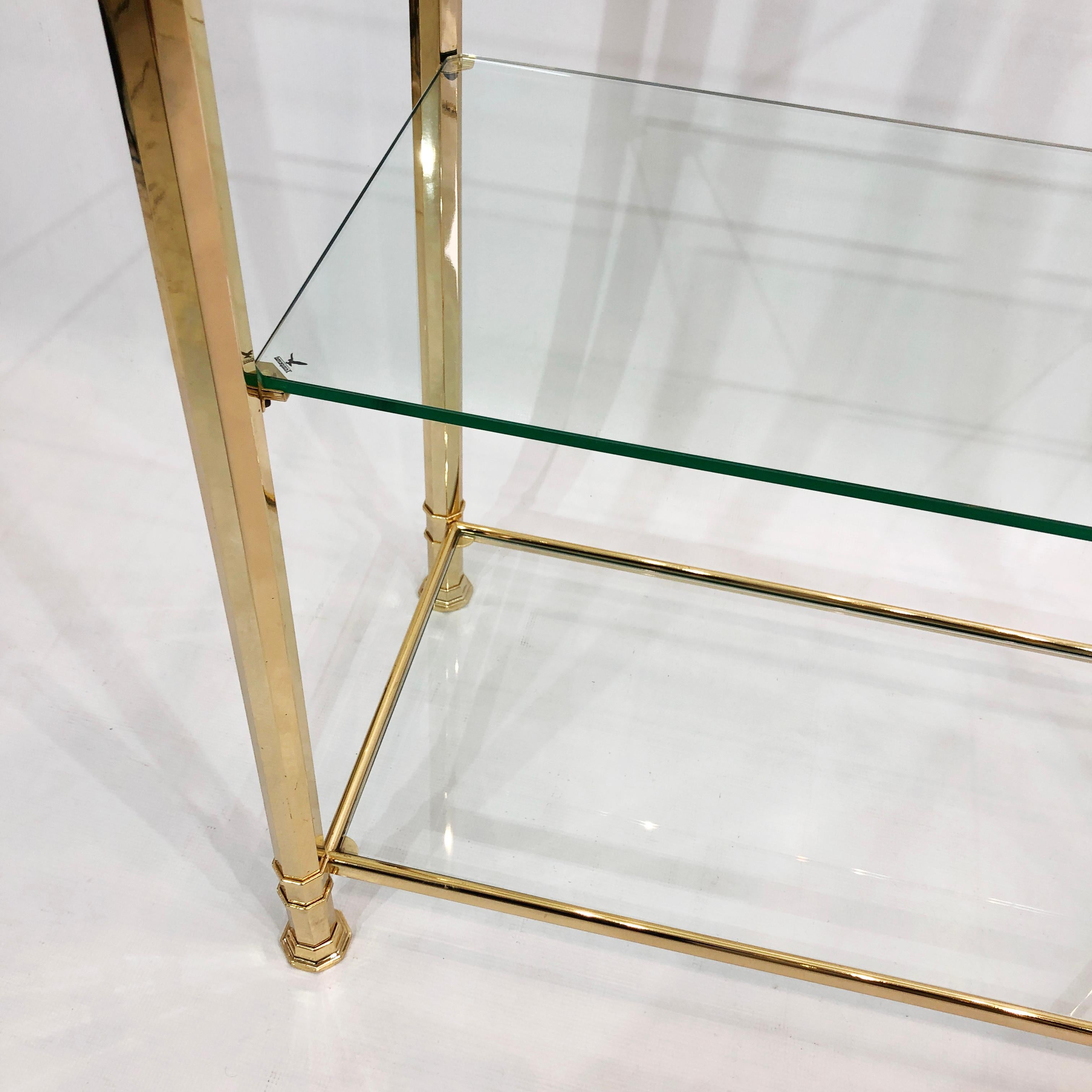 Colonna poligonale in ottone 24k Scaffale in vetro per espositori anni '80 in vendita 1