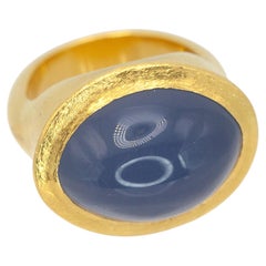 Anillo escultórico de oro de 24 quilates con cabujón de calcedonia azul