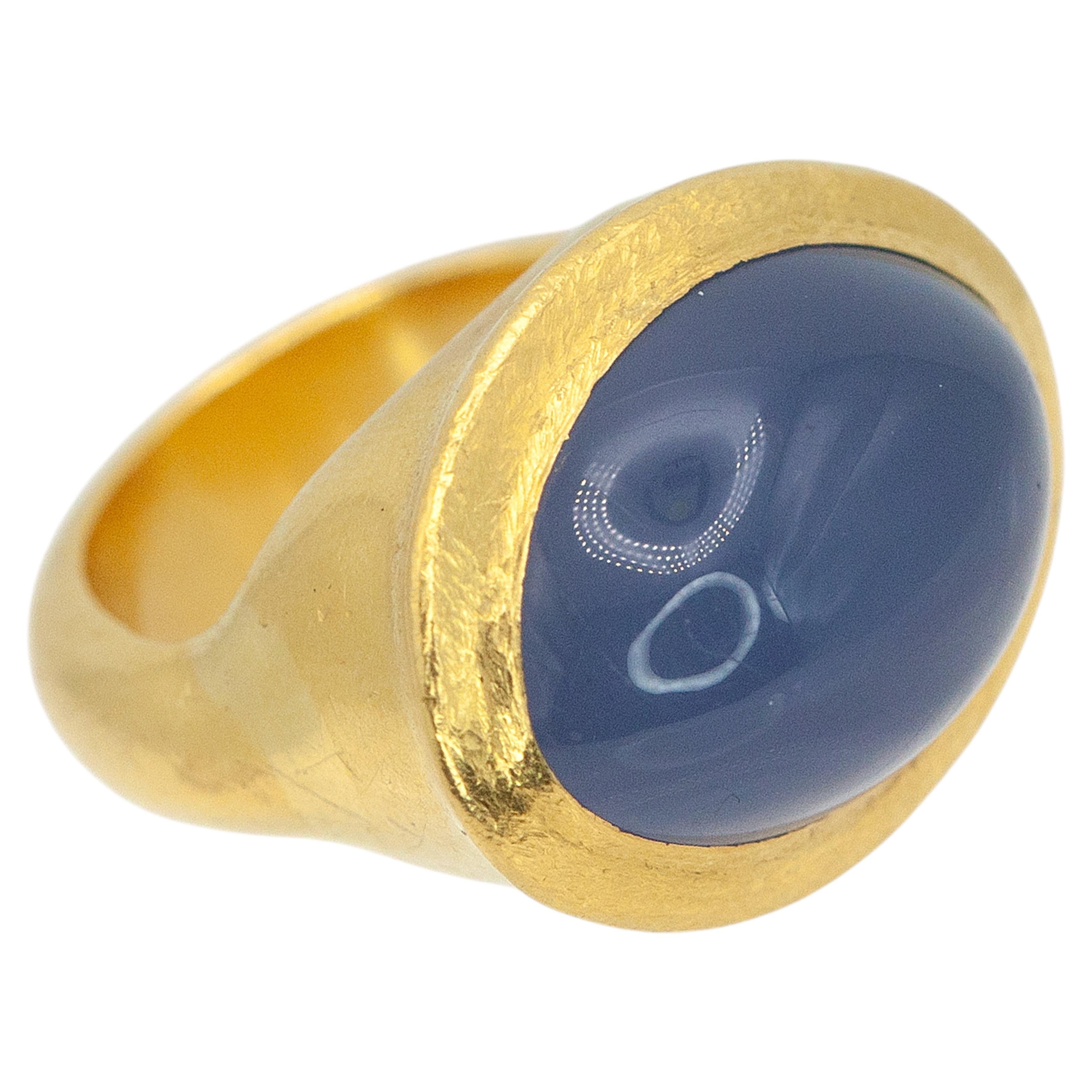 Anillo escultórico de oro de 24 quilates con cabujón de calcedonia azul