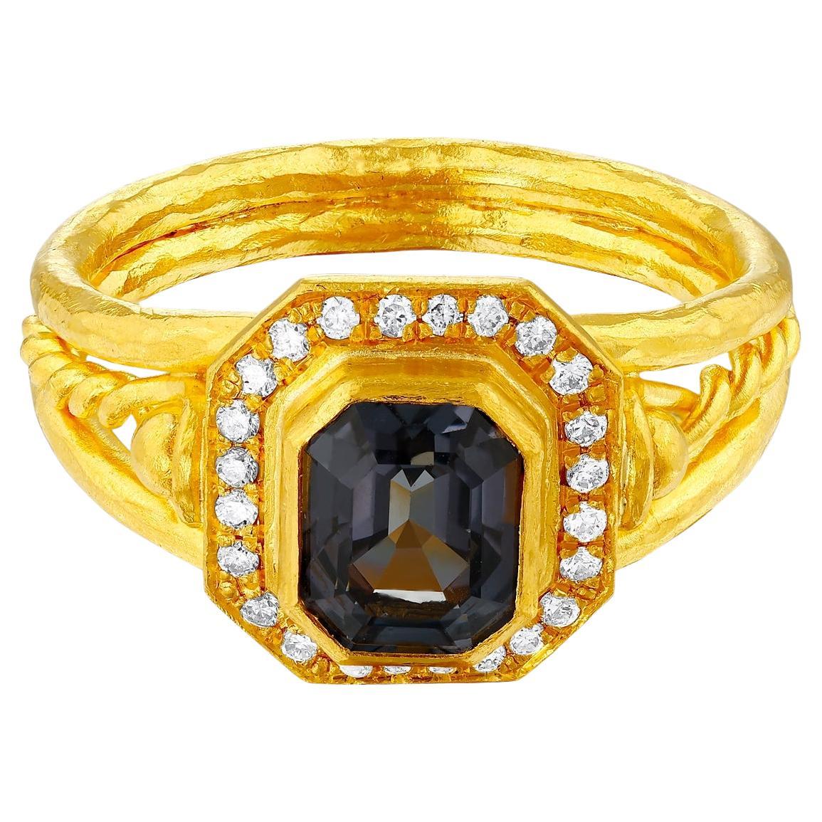 Anillo de cóctel de oro de 24k para mujer con zafiro talla esmeralda y diamantes