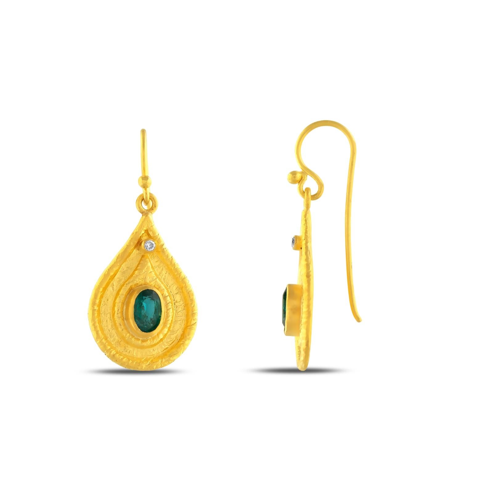 Smaragde (0,95) und Diamanten (0,04)

Dieses mit zeitloser Eleganz gefertigte Schmuckstück aus 24-karätigem Gold ist von den alten Zivilisationen Anatoliens inspiriert, wo Reiche wie die Griechen, Römer, Byzantiner und Osmanen Geschichte und