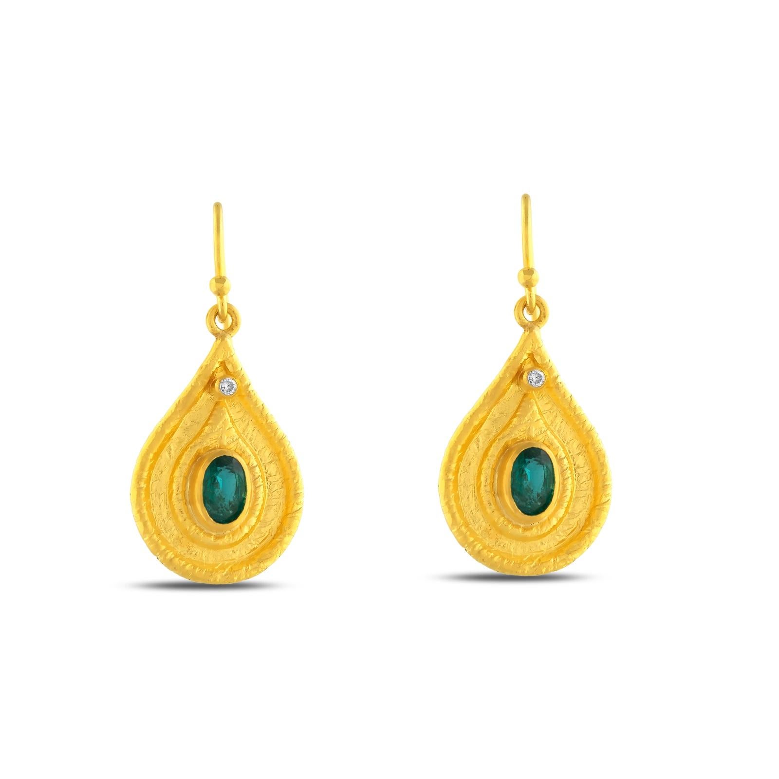 24 Karat Gold Ohrhänger für Frau mit Smaragden im Ovalschliff und Diamanten (Klassisch-griechisch) im Angebot