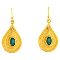 Boucles d'oreilles pendantes en or 24k pour femme avec émeraudes et diamants de taille ovale