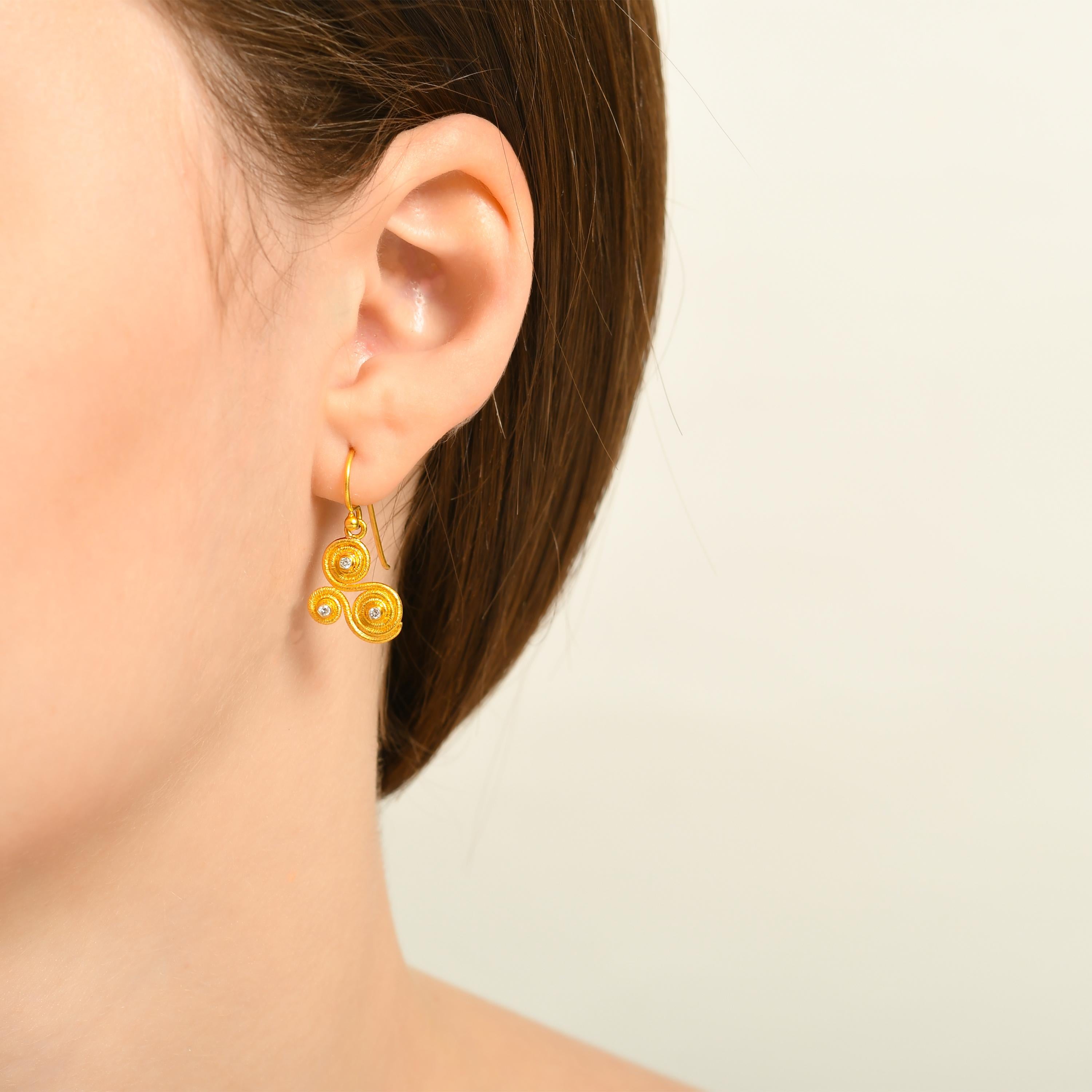 Brilliant Cut 24k Gold Dangle Earrings for Women with Brilliant-Cut Diamonds For Sale