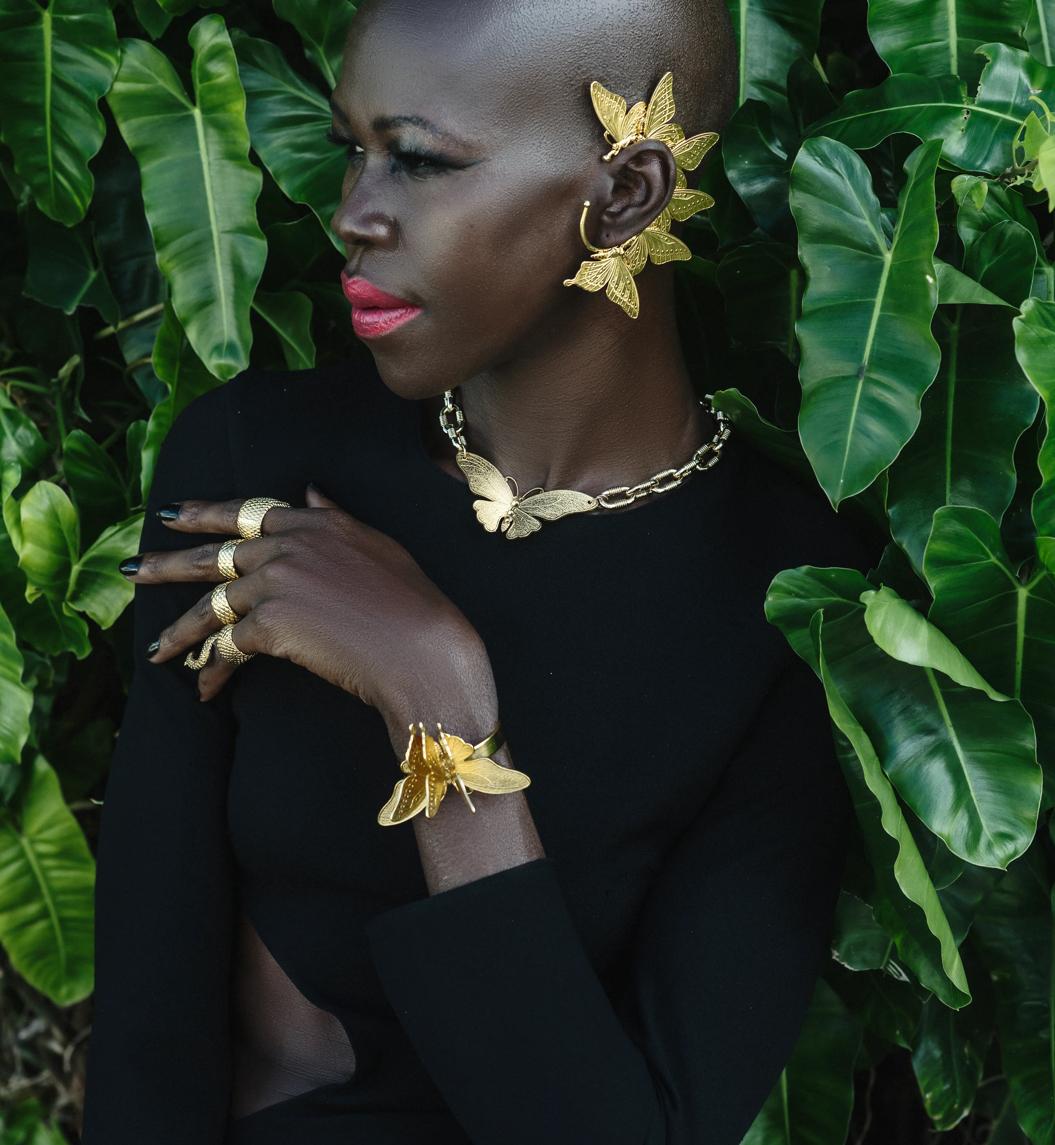 Adatti a una regina, i nostri Butterwing Earcuff, unici nel loro genere, incorniciano l'orecchio e possono essere indossati con le ali di farfalla verso l'alto per trattenere i capelli o verso il basso per un effetto orecchino. È davvero l'oggetto