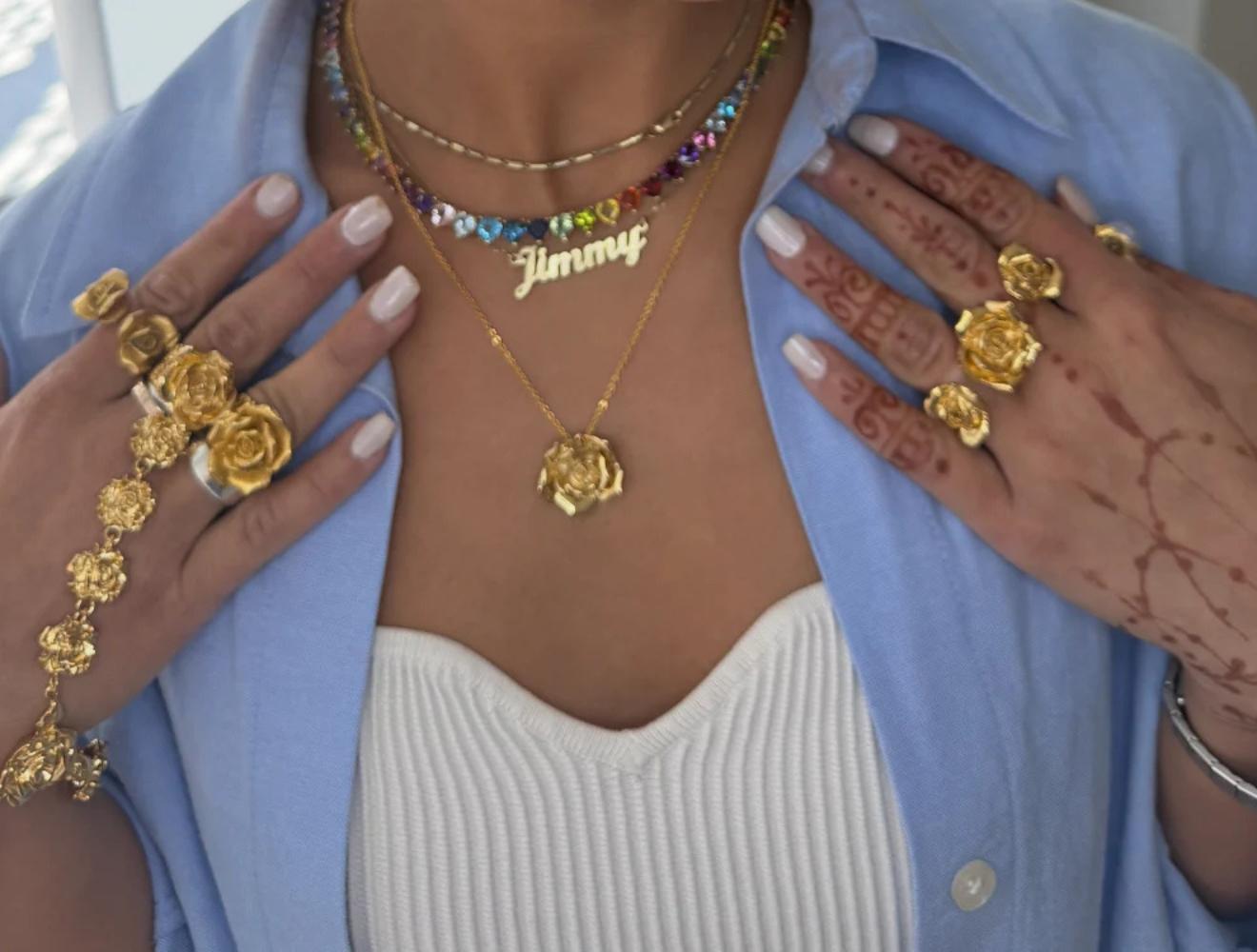 Questa collana con ciondolo a forma di rosa immersa in oro 24k di Mordekai cattura l'eleganza dell'arte floreale indossabile con una forma scultorea e audace. Realizzato a mano negli Stati Uniti, il ciondolo a forma di rosa oversize è scolpito