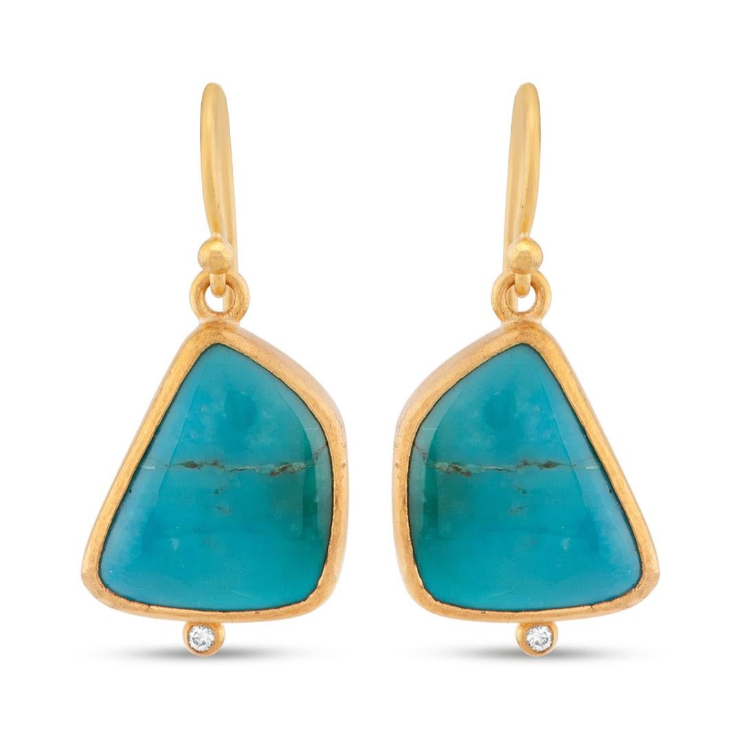 Turquoise (9.05 Carat) and Diamonds (0.02 Carat) 

Crafted with timeless elegance, this 24 karat gold jewelry piece draws inspiration from the ancient civilizations of Anatolia, where empires like the Greeks, Romans, Byzantines, and Ottomans shaped