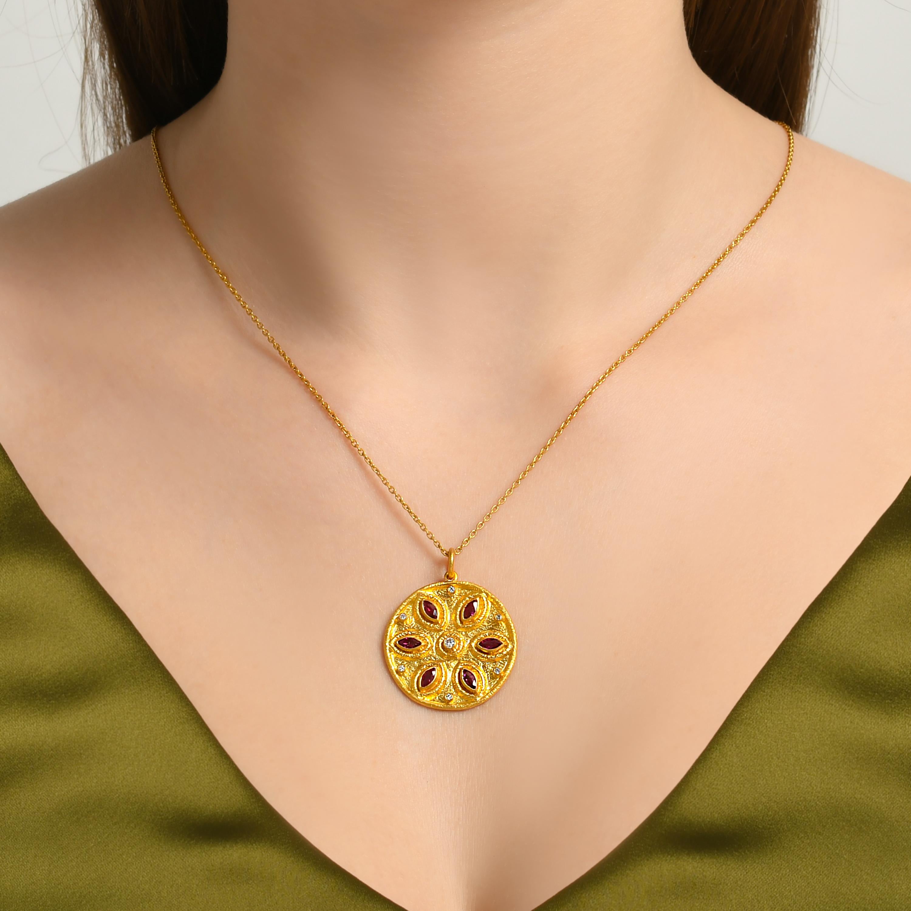 Medallón Flor de Oro 24K para Mujer con Rubíes y Diaomantes talla marquesa Bizantino en venta